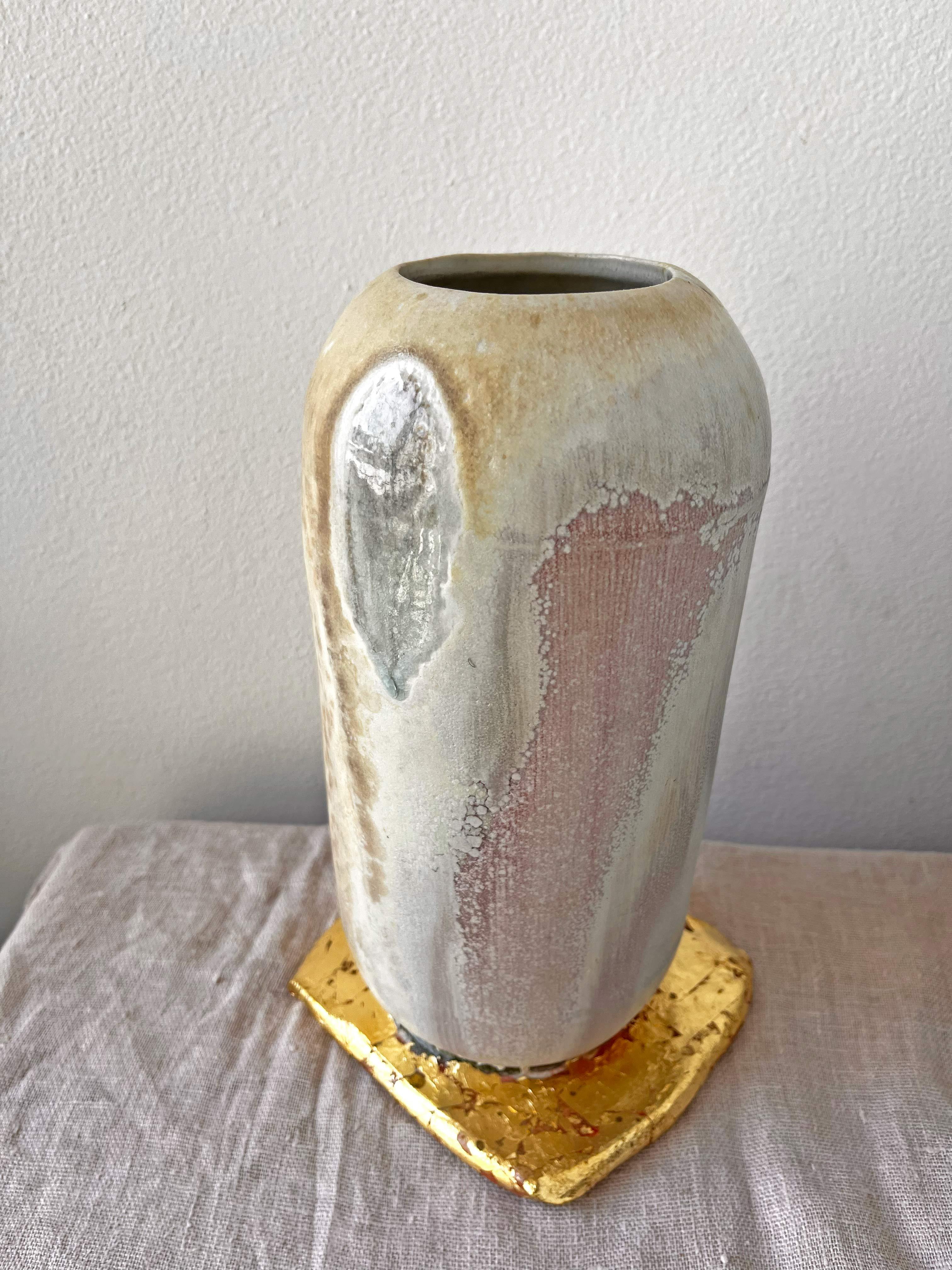 Cuit Vase à piédestal décoratif en porcelaine cuite au feu de bois avec feuille d'or en vente