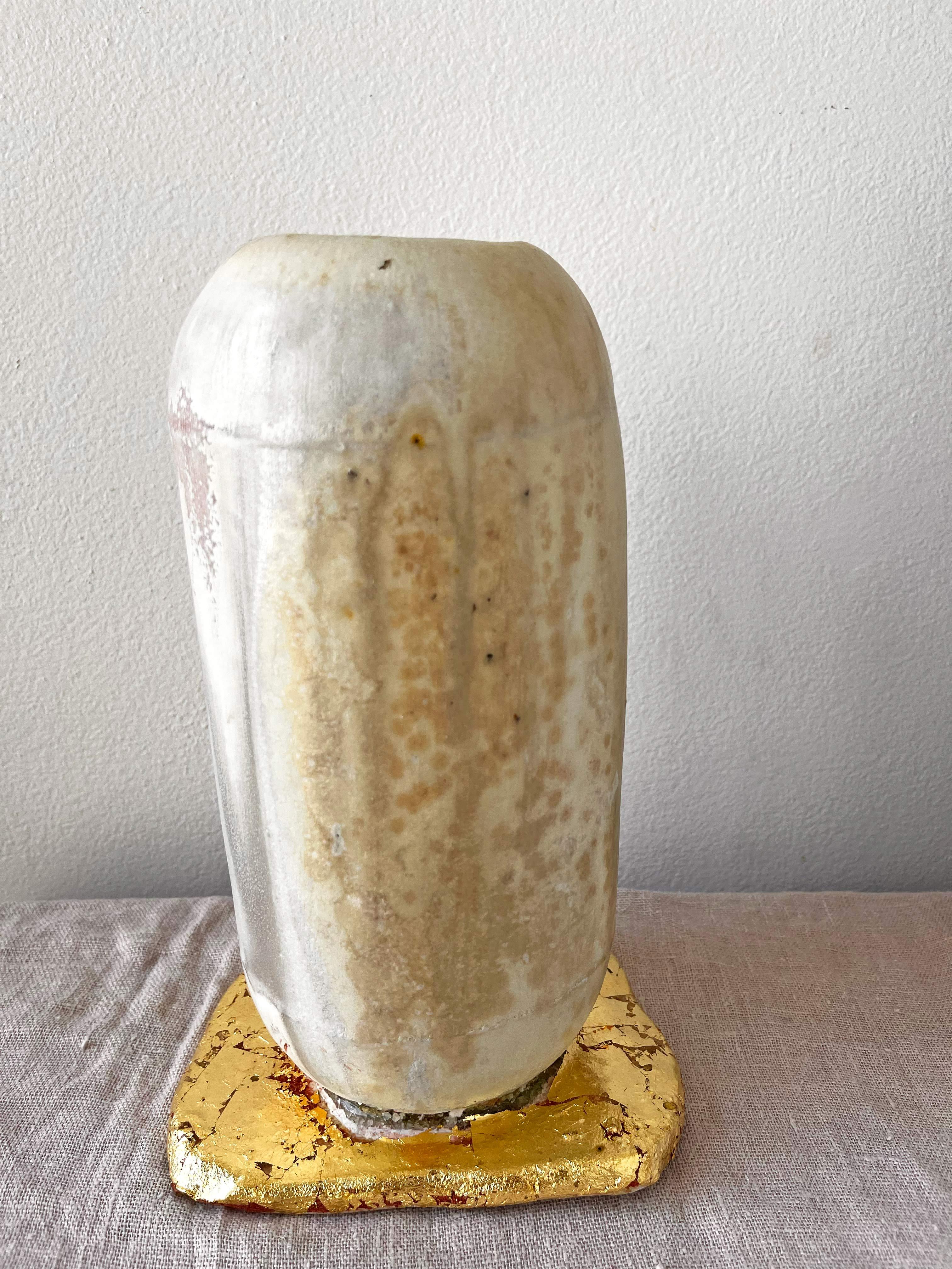 Vase à piédestal décoratif en porcelaine cuite au feu de bois avec feuille d'or Neuf - En vente à Brooklyn, NY
