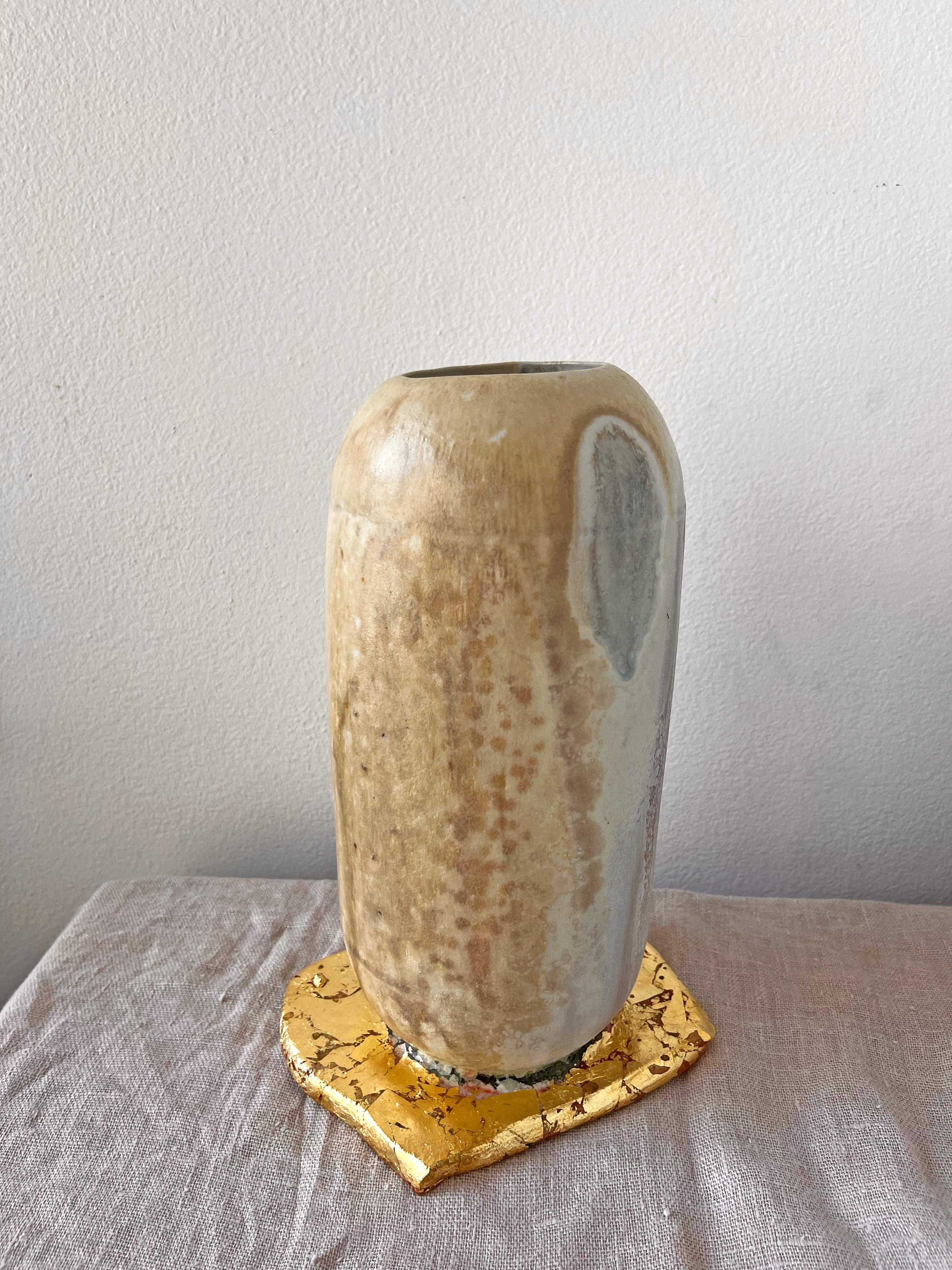 XXIe siècle et contemporain Vase à piédestal décoratif en porcelaine cuite au feu de bois avec feuille d'or en vente