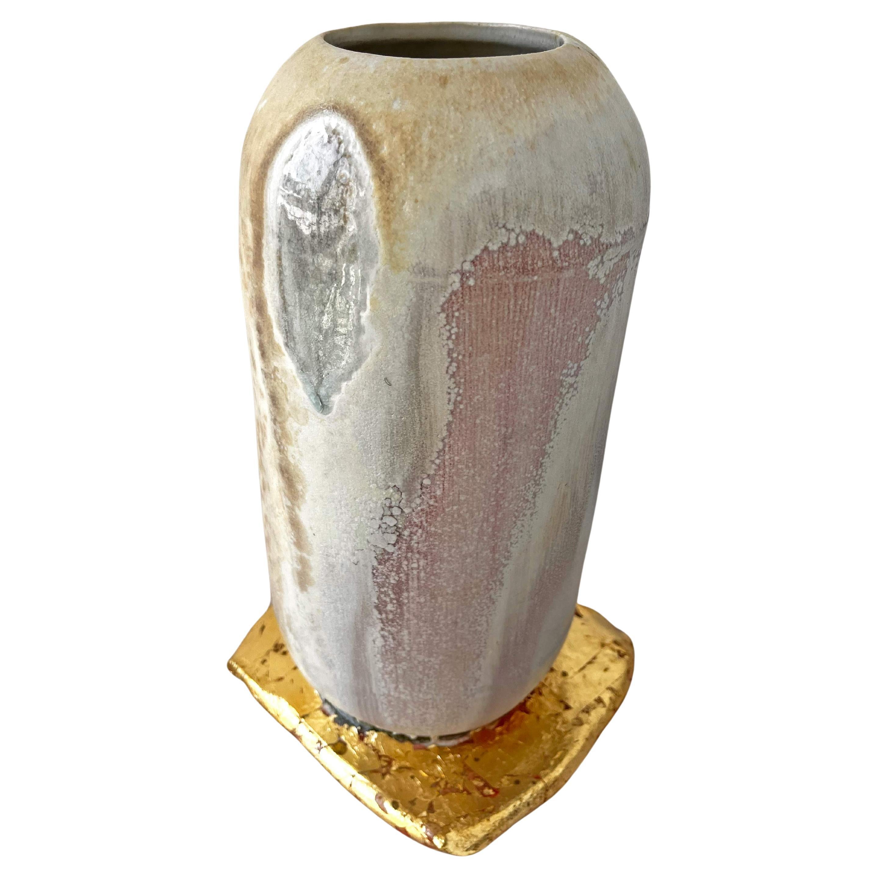 Vase à piédestal décoratif en porcelaine cuite au feu de bois avec feuille d'or en vente