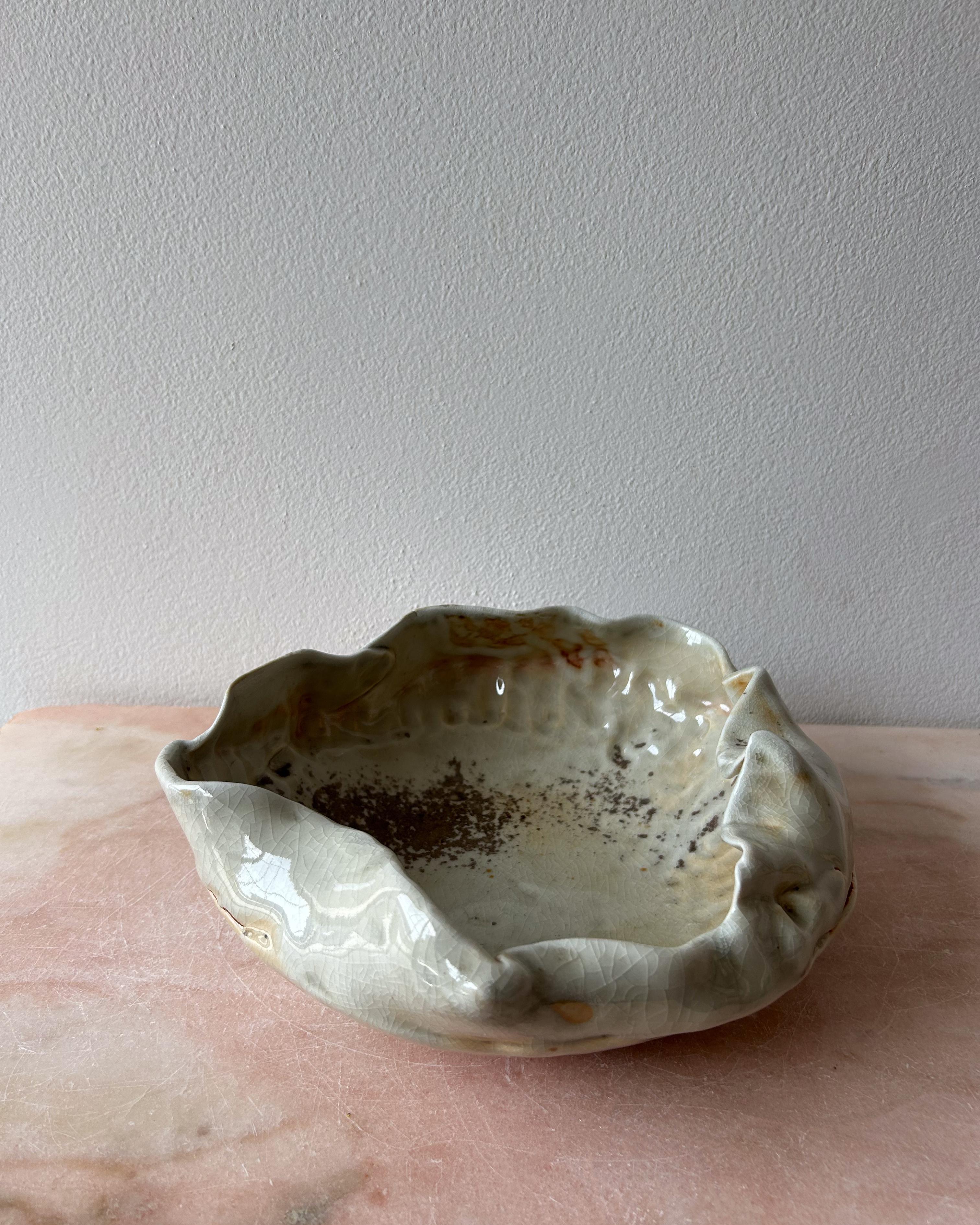 Cuenco escultórico de porcelana, único en su especie, con borde ondulado. Dorados cálidos y marrones intermitentes. Construidas a mano a partir de bobinas y planchas, y luego cocidas al horno de leña  en un horno tradicional Anagama/Noborigama en el