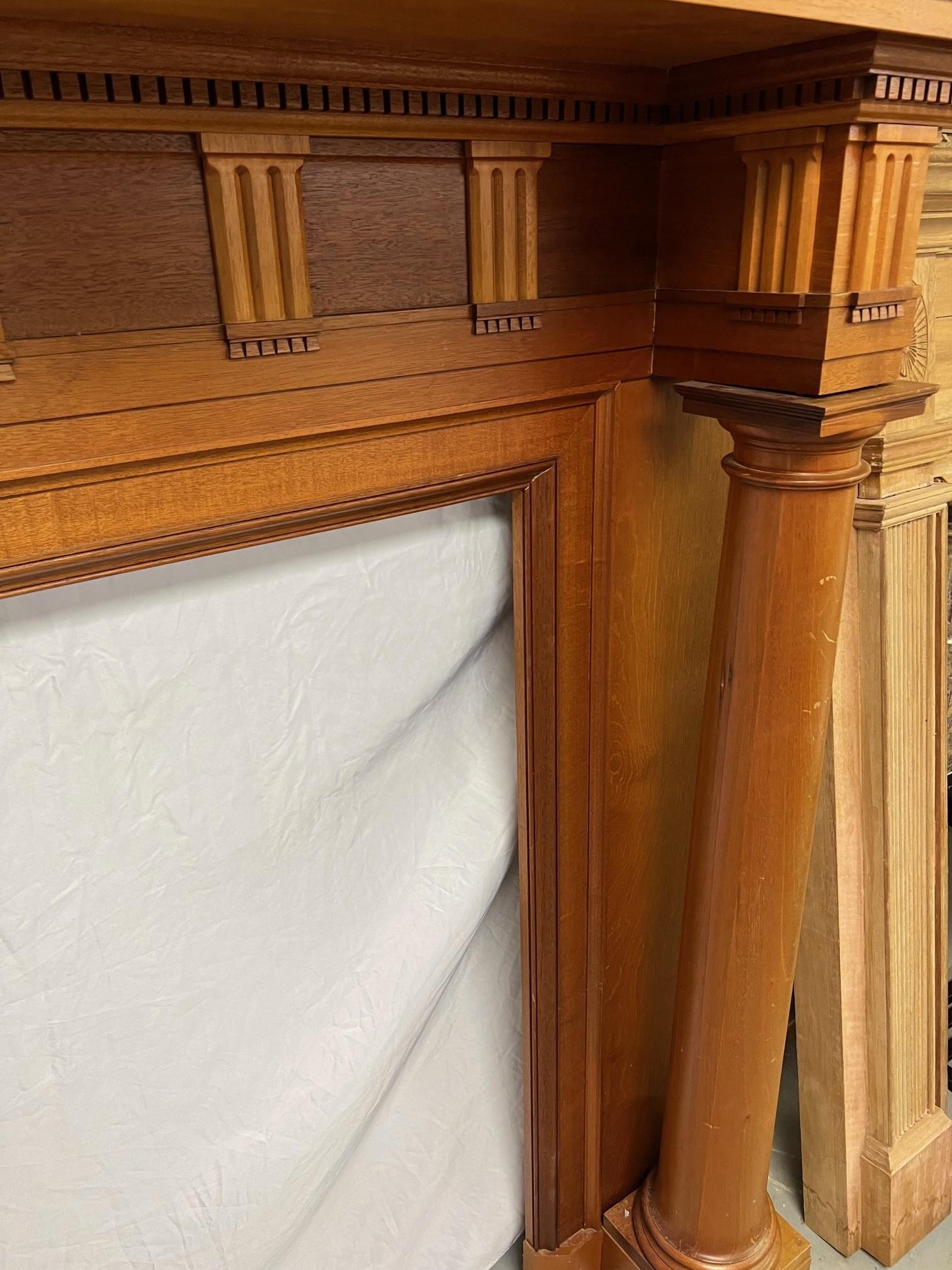 Kaminsims aus Holz mit Säulen und großer Öffnung im Angebot 6