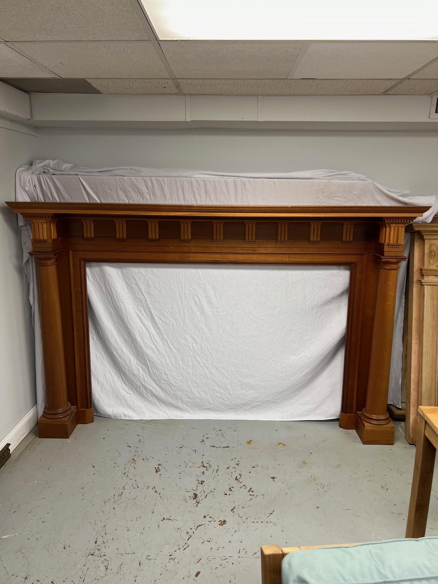 Dies ist ein sehr schönes Holz Kamin Mantel mit großen runden Säulen und eine Öffnung perfekt für große Kamine 47 
