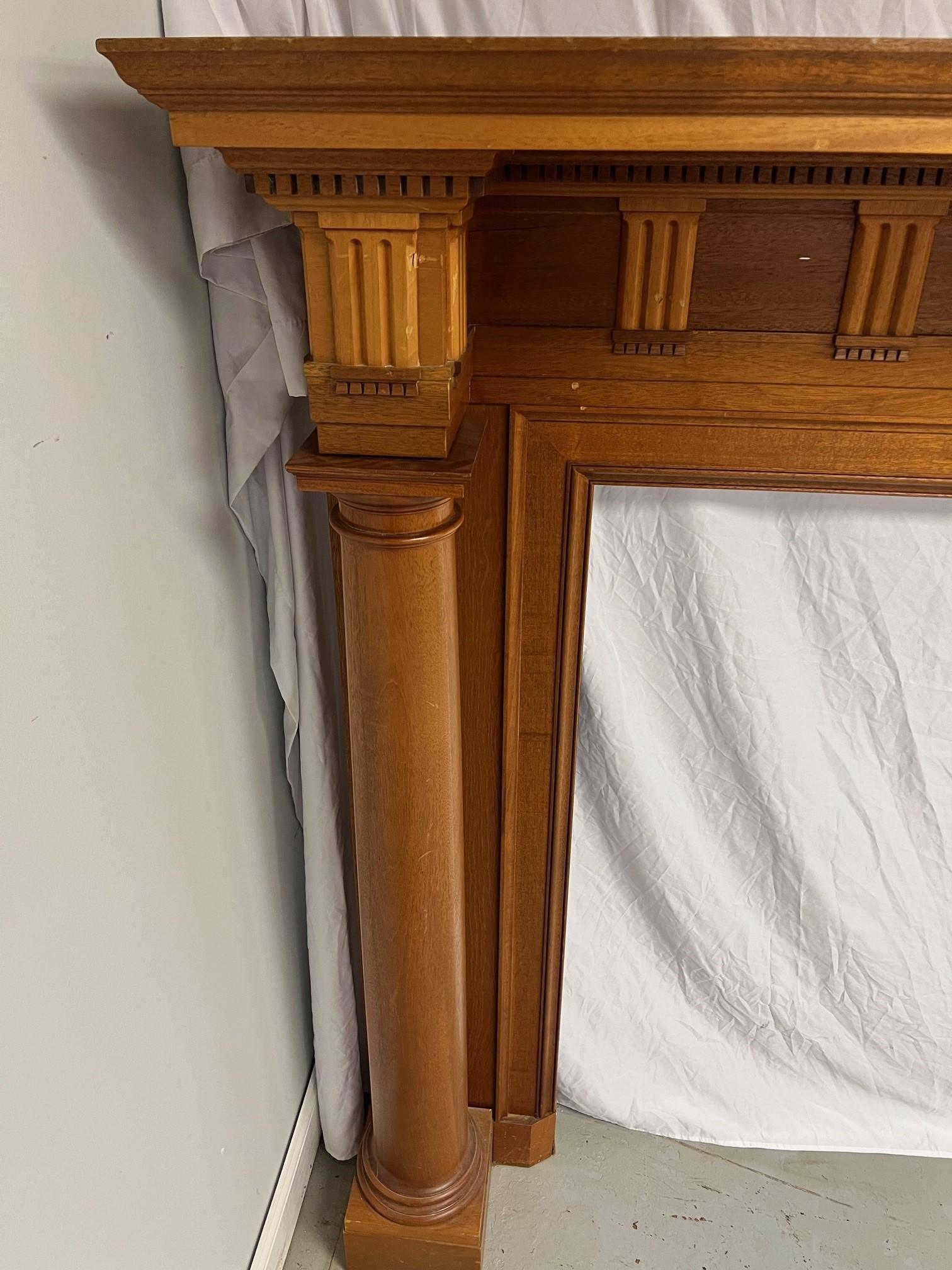 Kaminsims aus Holz mit Säulen und großer Öffnung (amerikanisch) im Angebot
