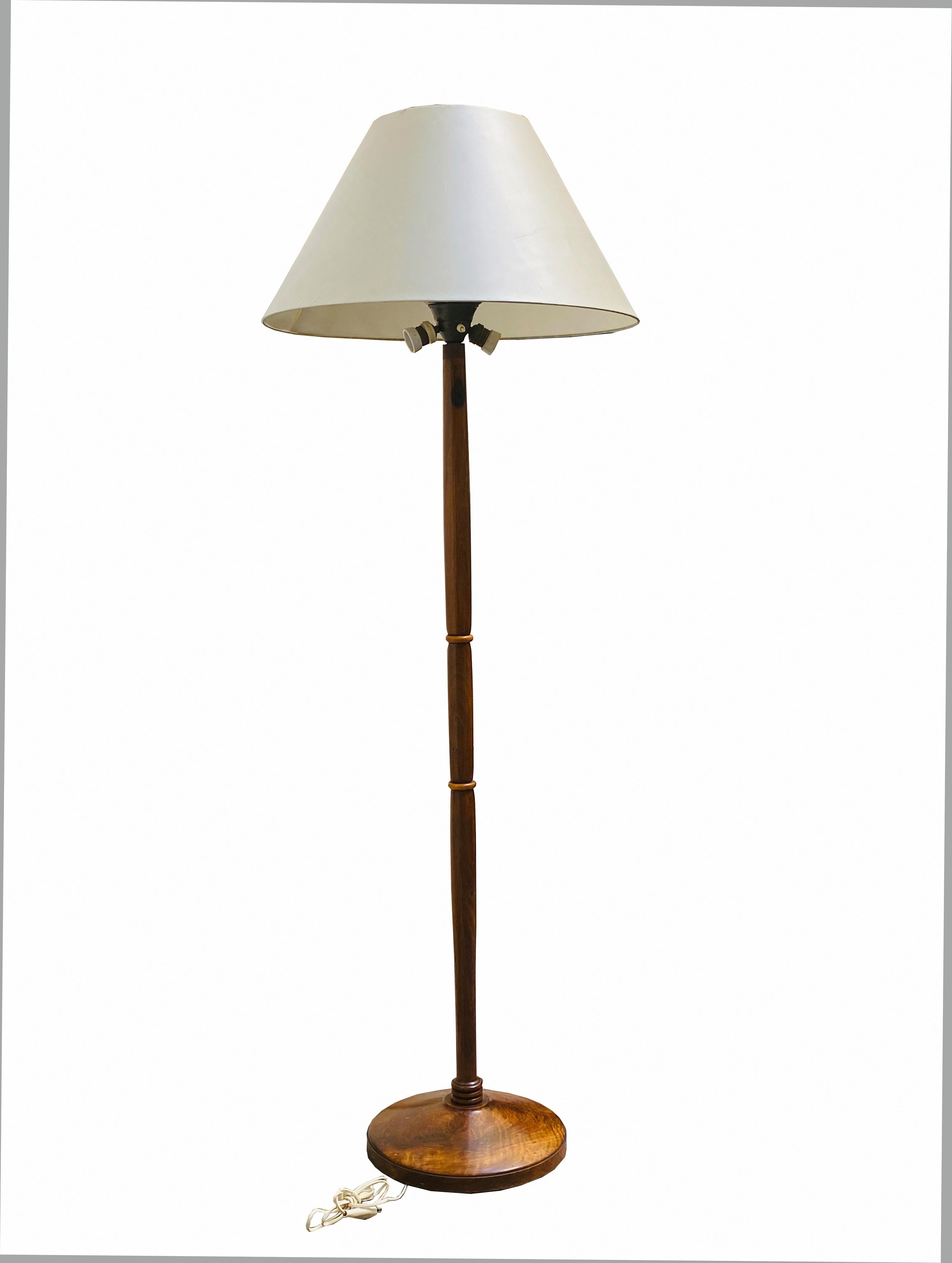 Beautiful floor lamp made of turned wood and satin fabric shade, Italian production 1940.