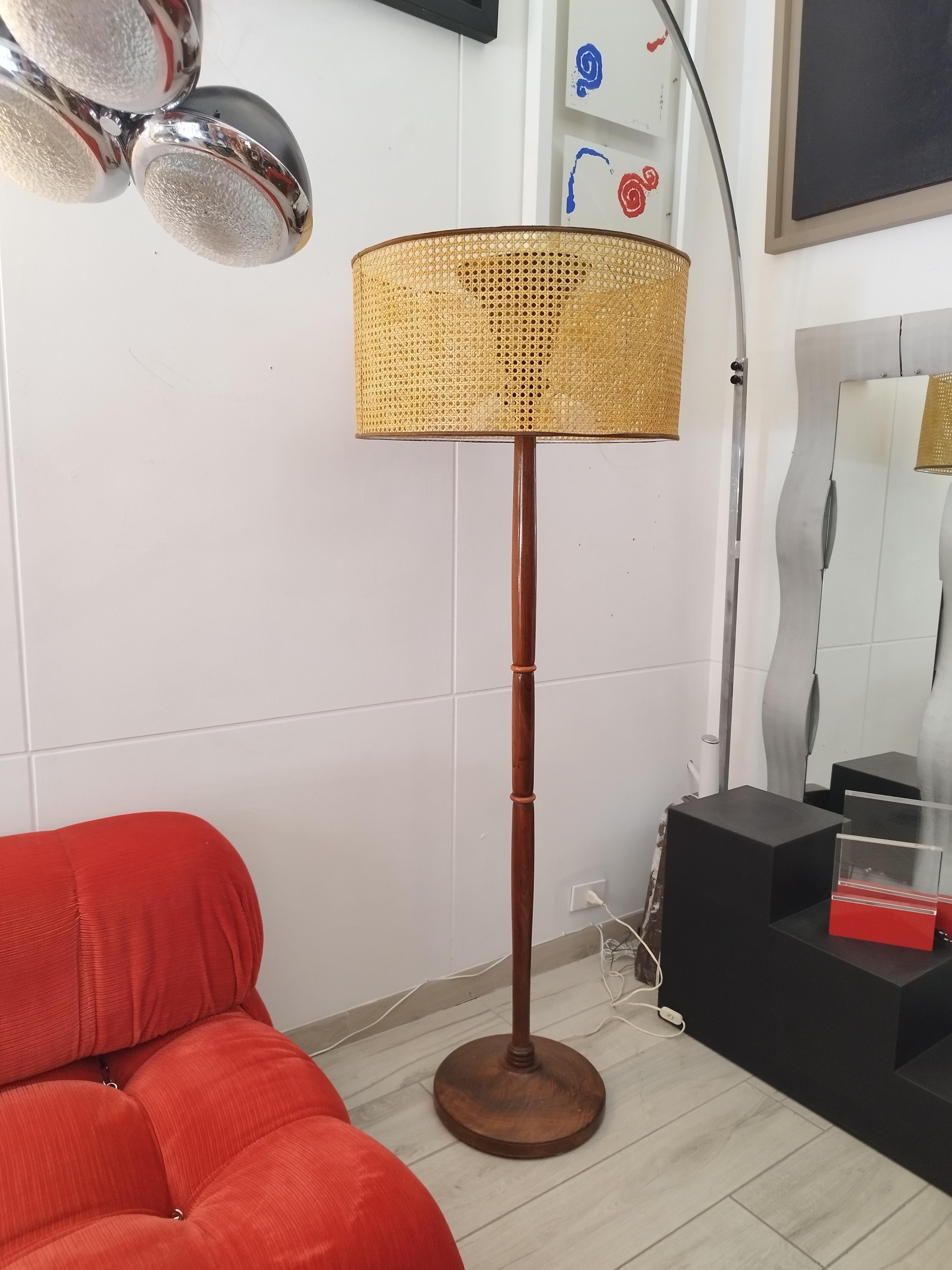 Italian Wood Floor Lamp with Vienna Straw Lampshade, Italy 1950s For Sale
