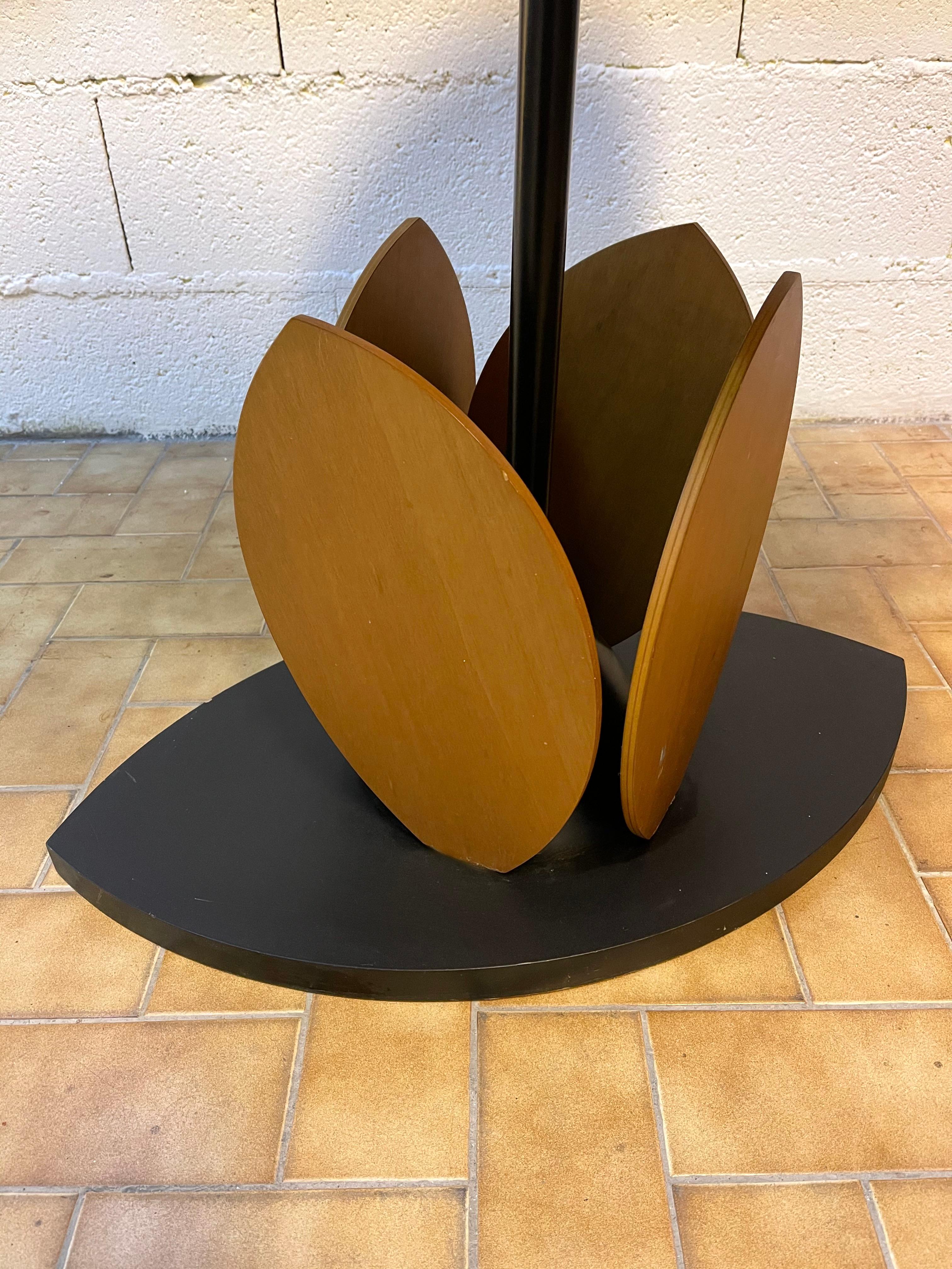 Flower side end drop-leaf table or gueridon in wood and black lacquered metal. Modular top. End of 1970s beginning of 1980s.

Measurements maximum open W98xD98xH83 centimeters.
Measurements indicated in description the table close.