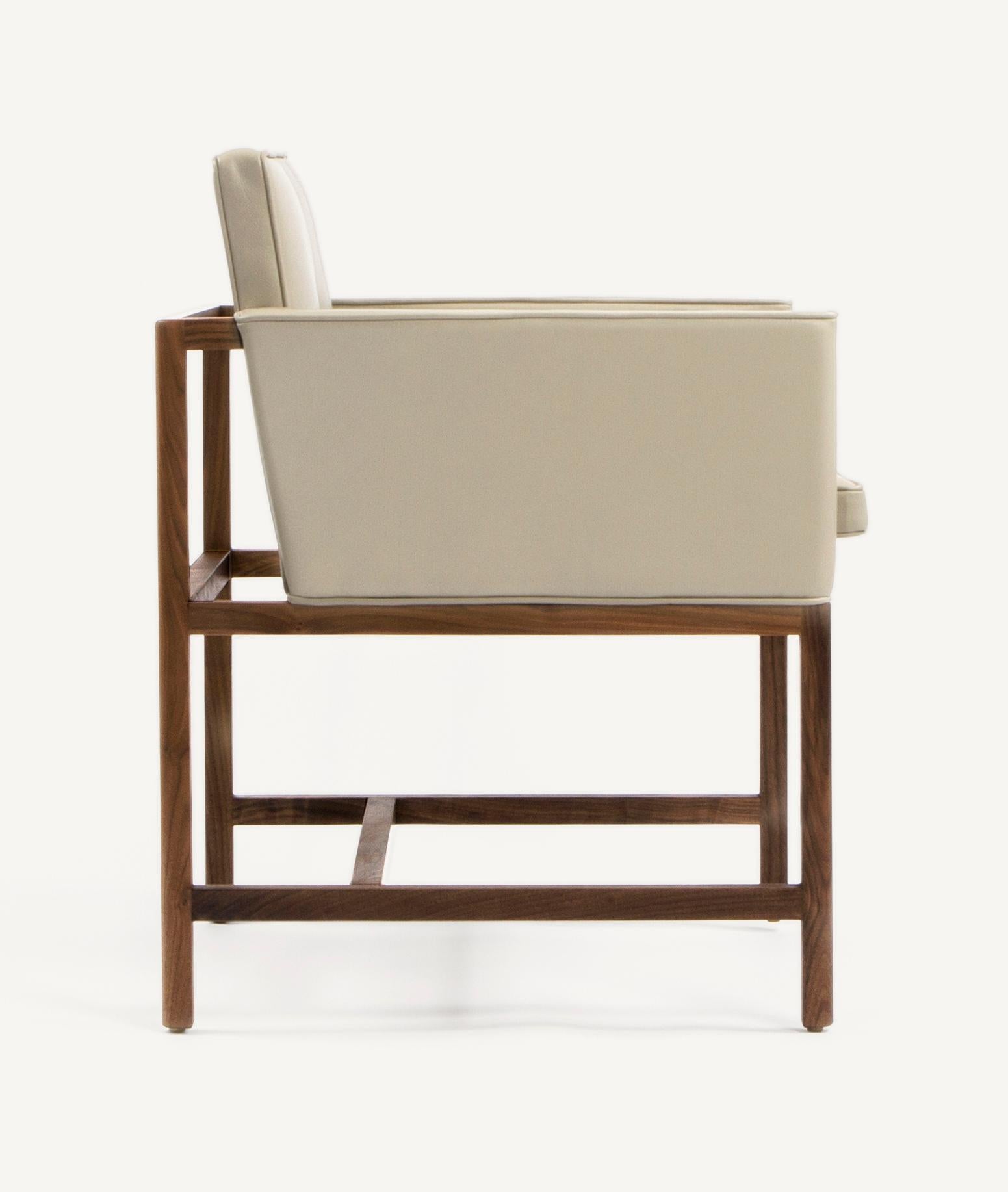 Im Angebot: Sessel mit Holzrahmen aus massivem Nussbaumholz und Leder, entworfen von Craig Bassam, Gray (Comfort 12114 Gray Beige) 5