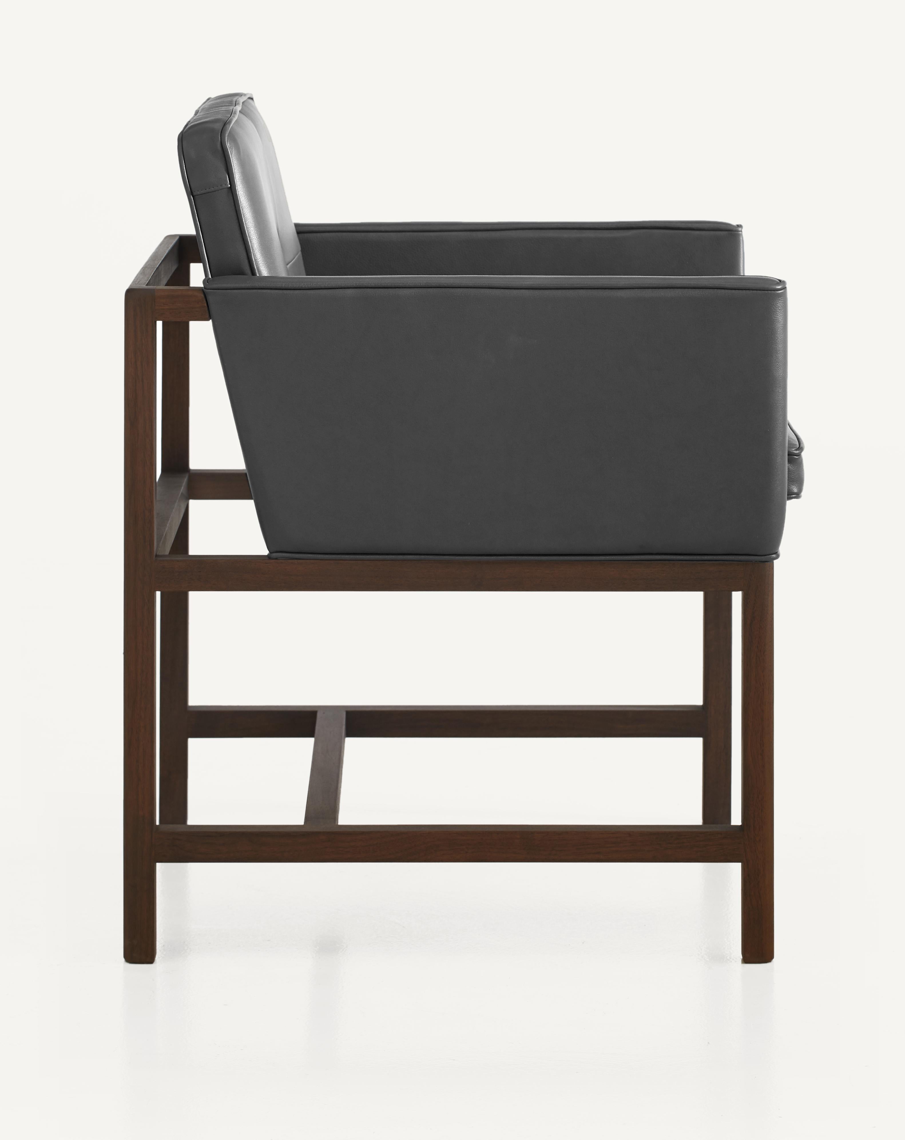 Im Angebot: Sessel mit Holzrahmen aus Nussbaumholz, schwarzem Öl und Leder entworfen von Craig Bassam, Black (Comfort 91089 Anthracite) 5