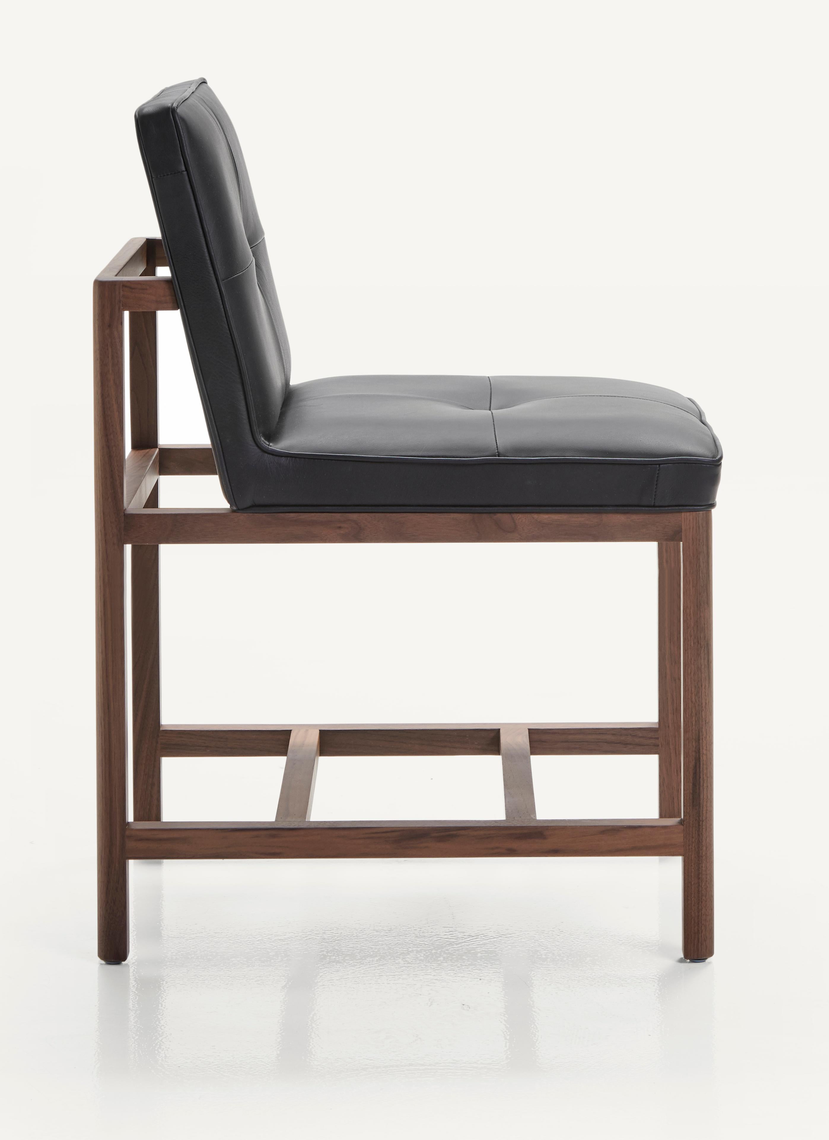 En vente : Black (Comfort 99991 Black) Petit fauteuil sans accoudoirs à cadre en bois, en noyer et cuir, conçu par Craig Bassam 5
