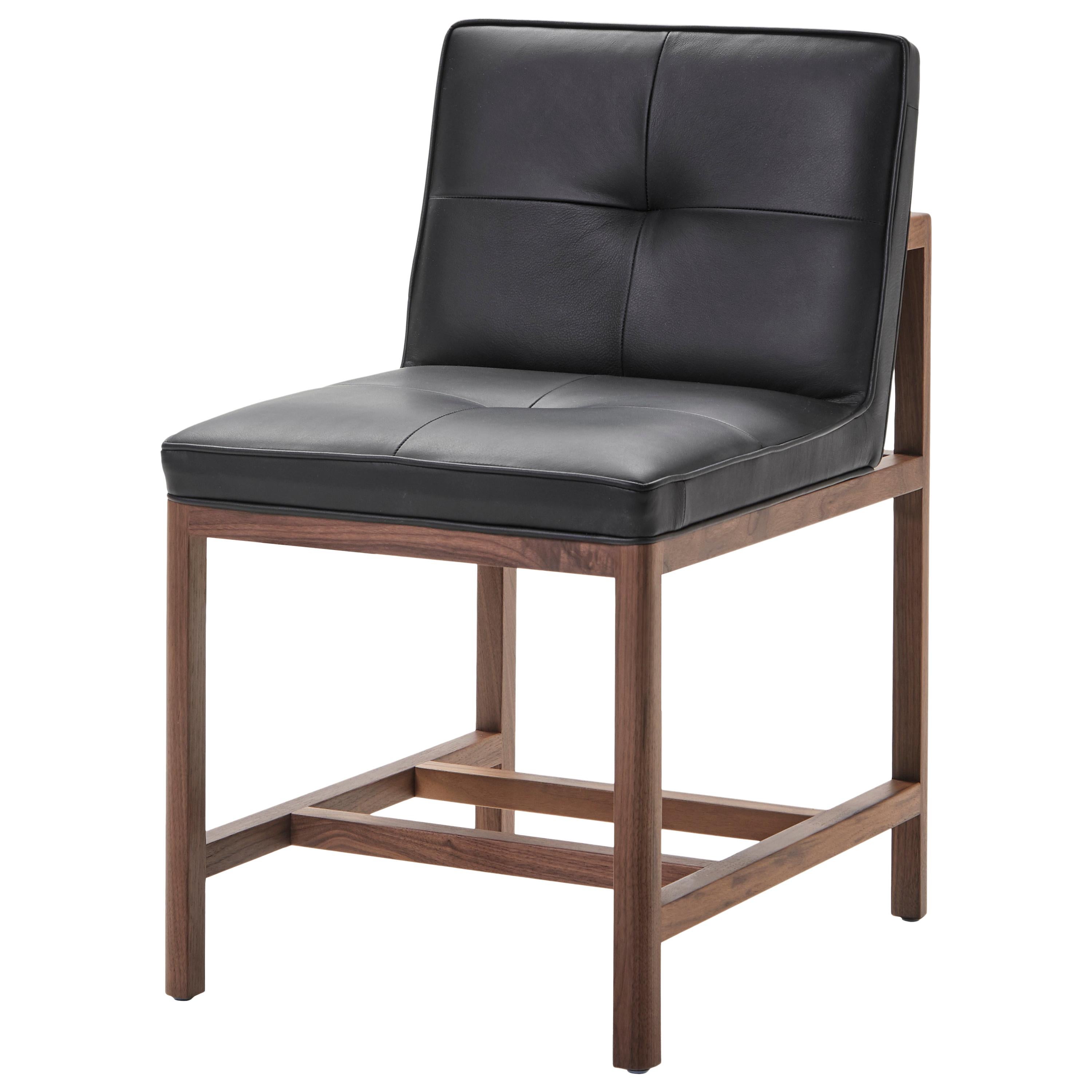 En vente : Black (Comfort 99991 Black) Petit fauteuil sans accoudoirs à cadre en bois, en noyer et cuir, conçu par Craig Bassam