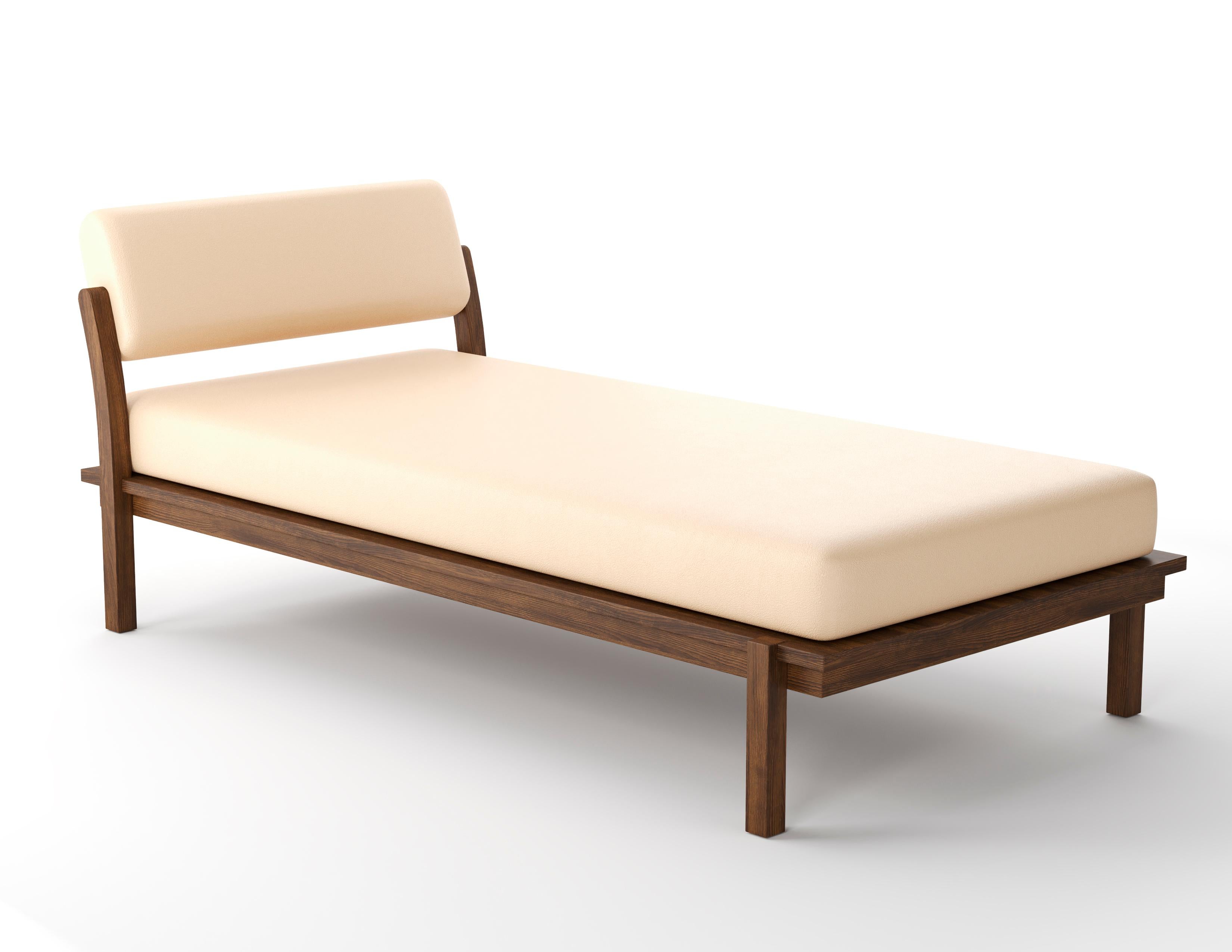 Das Douglas Daybed ist ein modernes Möbelstück - mit befestigter Nackenrolle und losem Sitzkissen aus hochdichtem Schaumstoff, umhüllt von Daunen und Federn - Holzrahmen mit sorgfältig ausgewähltem Holz, alles handgeschnitzt in unserem Geschäft in
