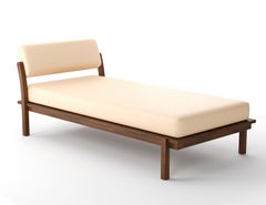 Somier de madera de roble con reposacabezas y cojín suelto