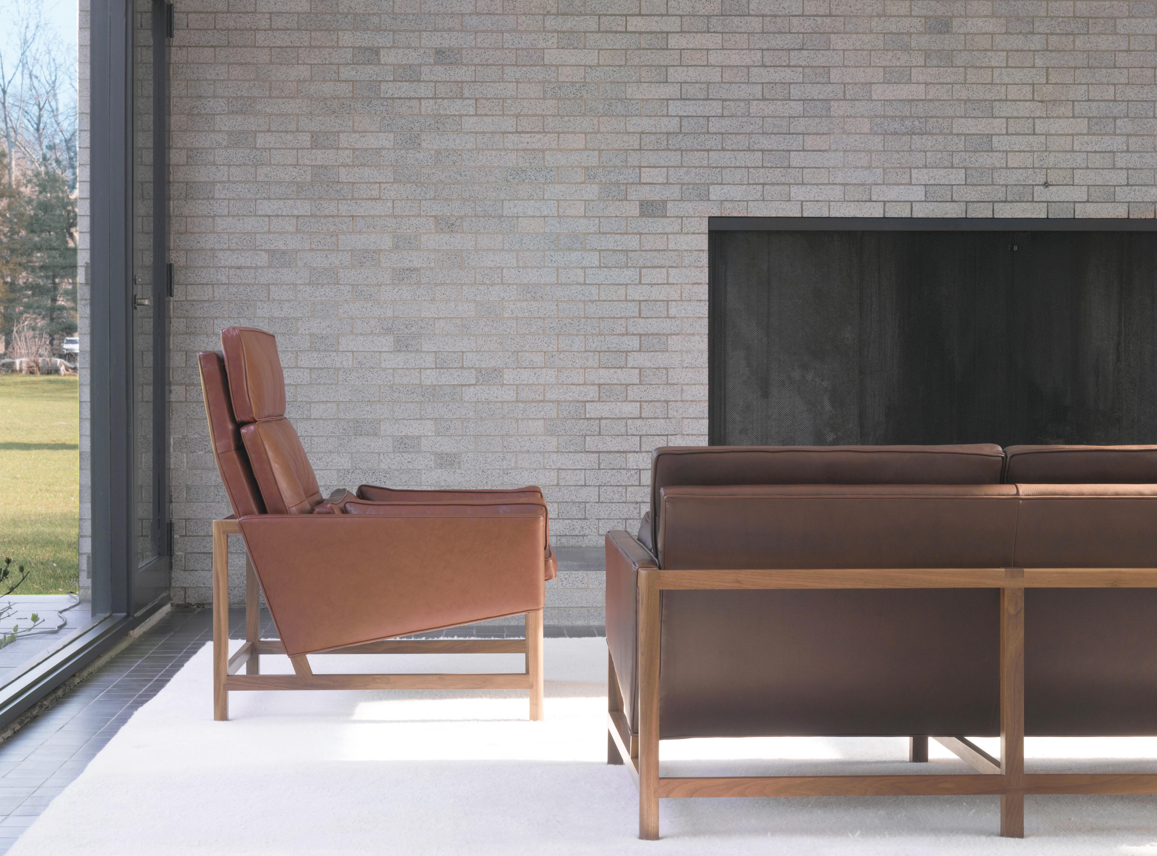 Loungesessel mit Holzrahmen und hoher Rückenlehne aus Nussbaumholz und Leder, entworfen von Craig Bassam im Angebot 1