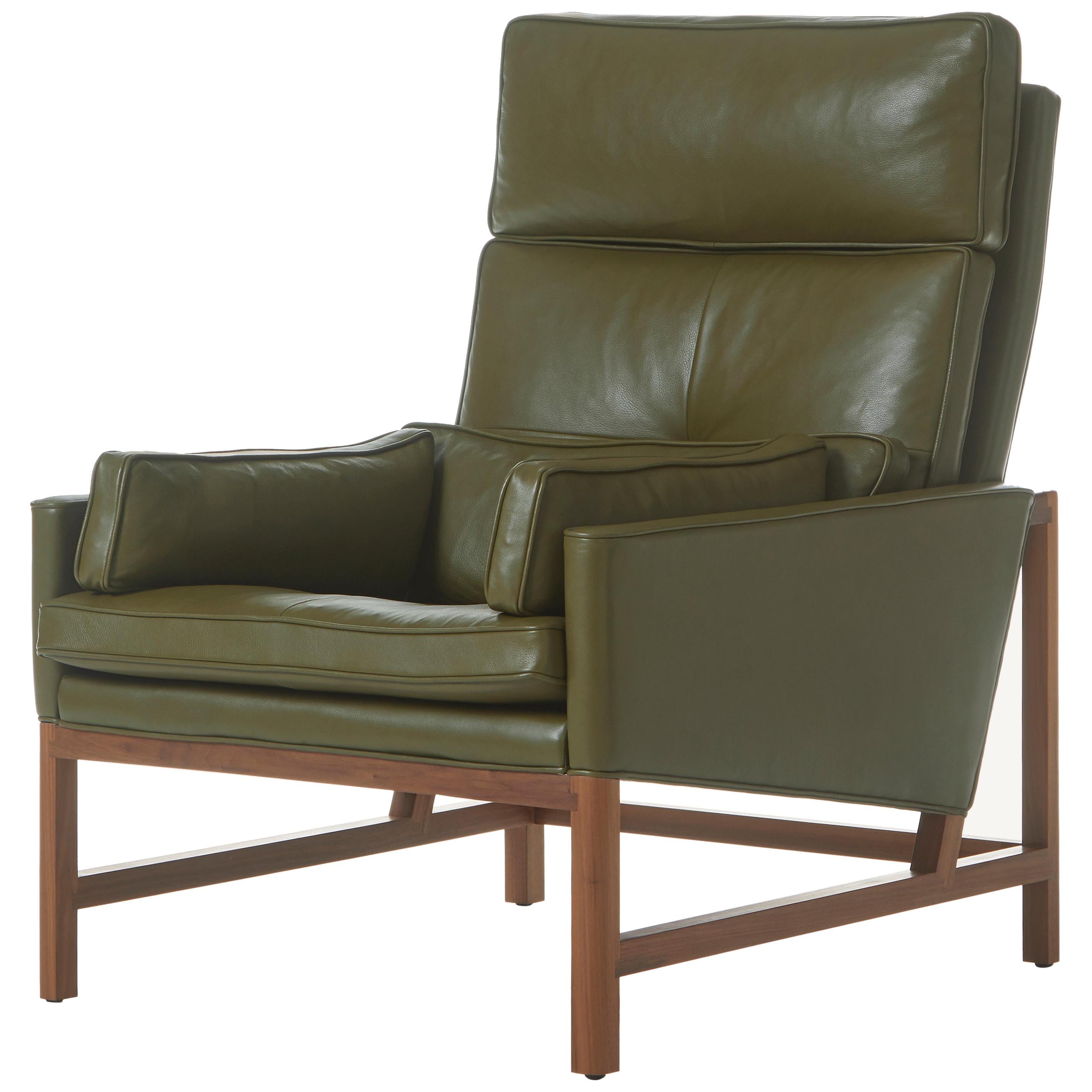 Im Angebot: Loungesessel mit Holzrahmen und hoher Rückenlehne aus Nussbaumholz und Leder, entworfen von Craig Bassam, Brown (Elegant 48027 Olive)