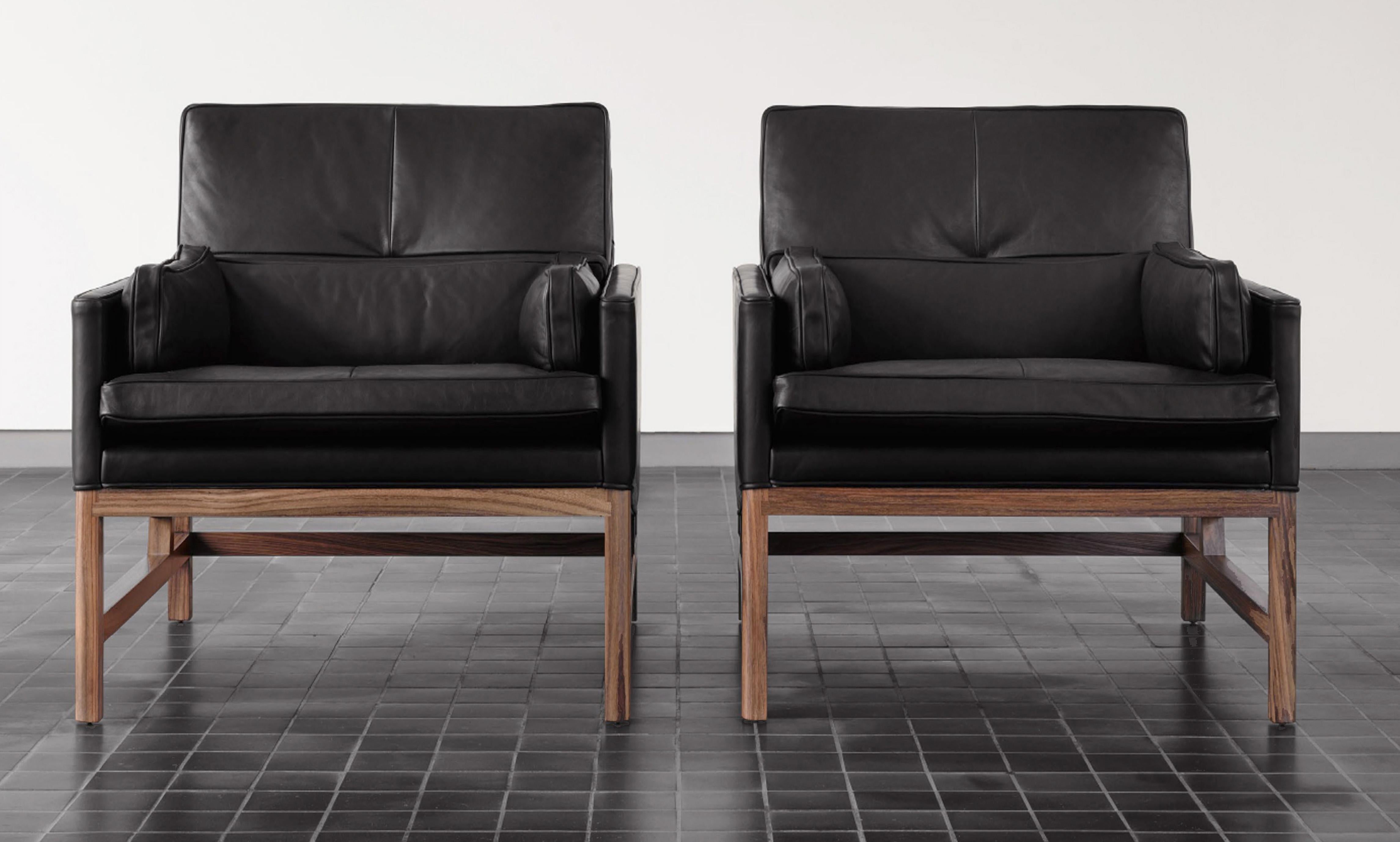 Loungesessel mit niedriger Rückenlehne und Holzrahmen aus Nussbaumholz in Schwarz, Öl, entworfen von Craig Bassam (Leder) im Angebot