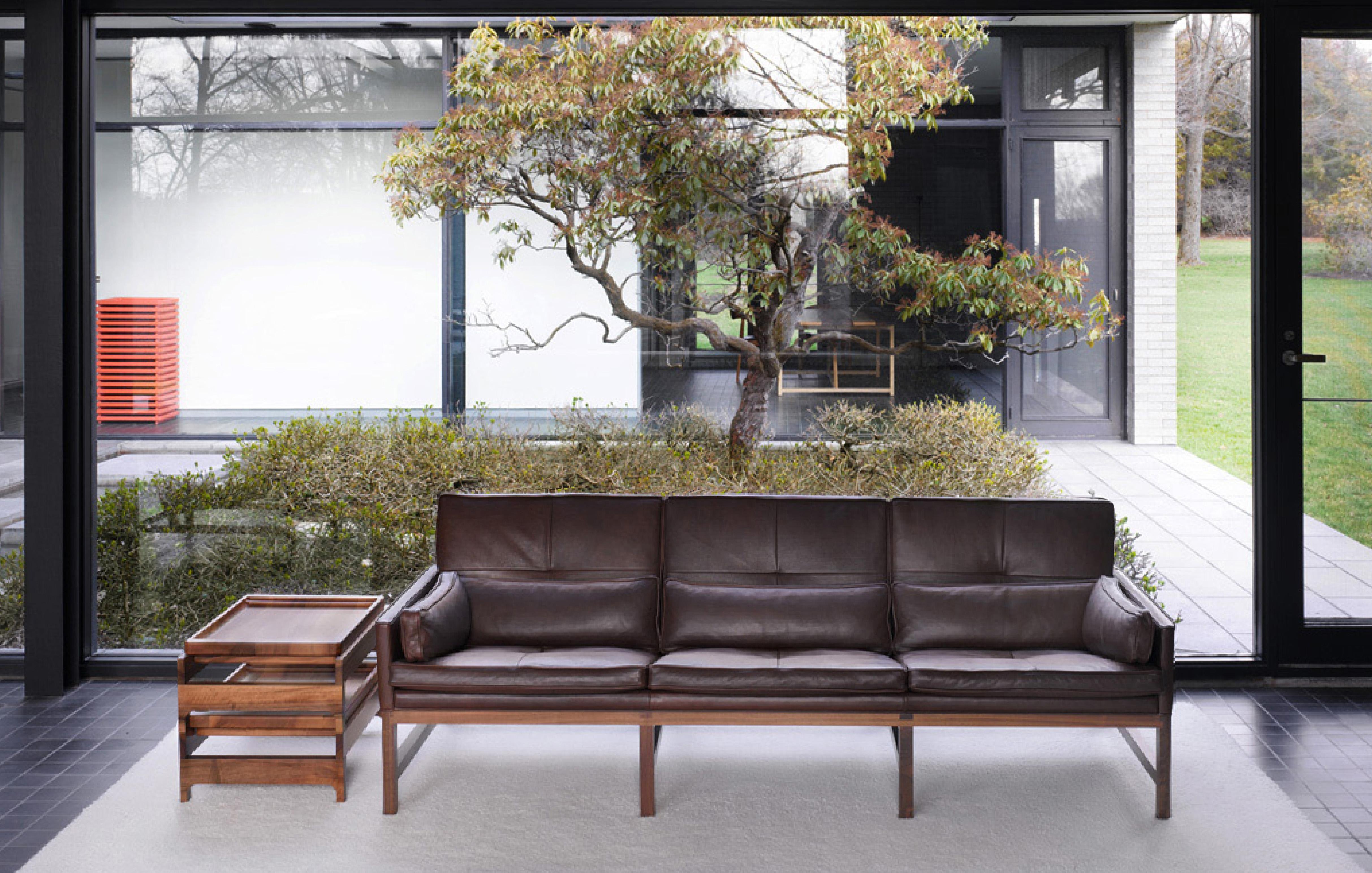 Sofa mit niedriger Rückenlehne und Holzrahmen aus Nussbaum und Leder, entworfen von Craig Bassam im Angebot 4