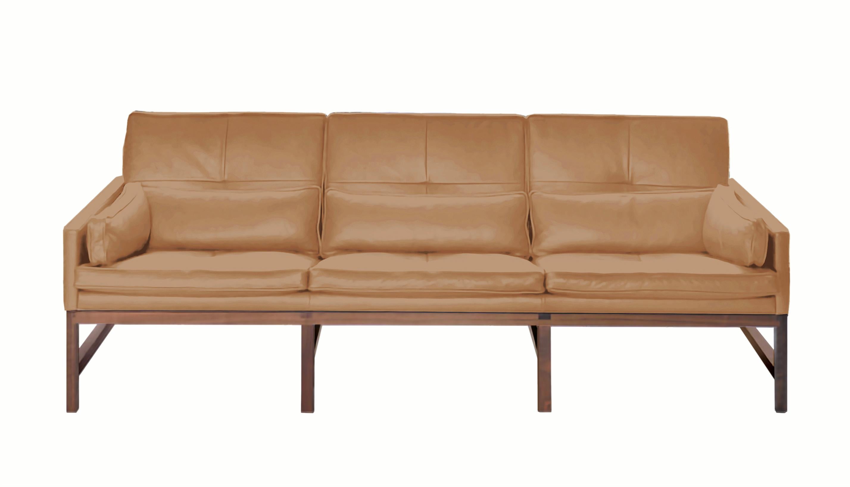 En vente : Brown (Comfort 43632 Camel) Canapé à dossier bas en noyer et cuir avec structure en bois, designé par Craig Bassam