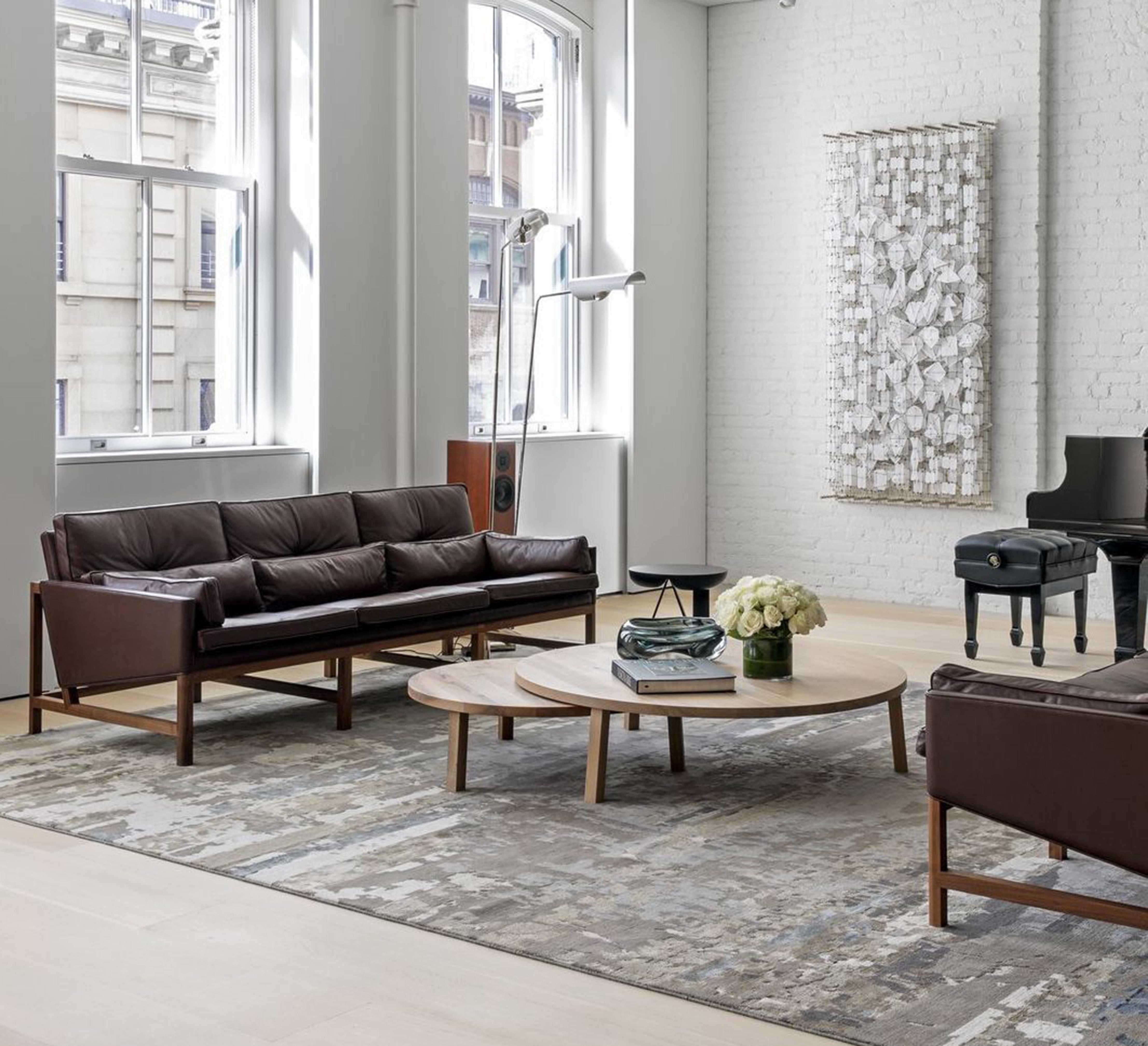 Sofa mit niedriger Rückenlehne und Holzrahmen aus Nussbaum und Leder, entworfen von Craig Bassam im Angebot 5