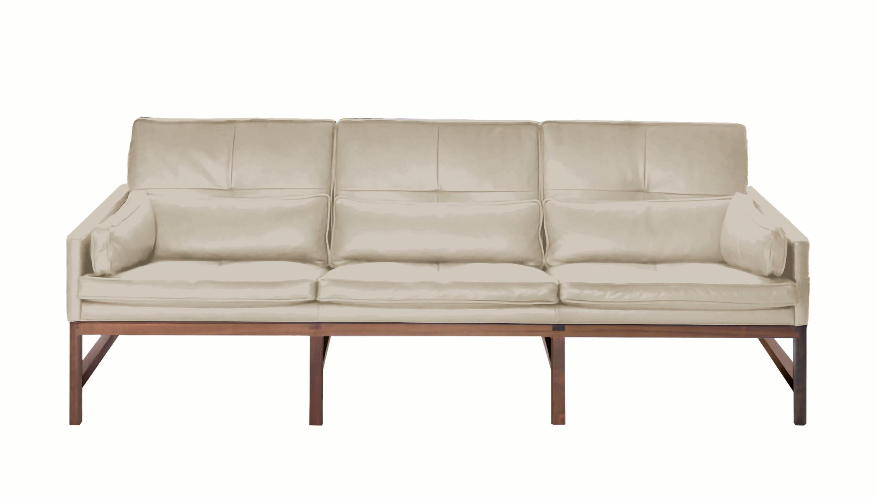 En vente : Gray (Comfort 12114 Gray Beige) Canapé à dossier bas en noyer et cuir avec structure en bois, designé par Craig Bassam