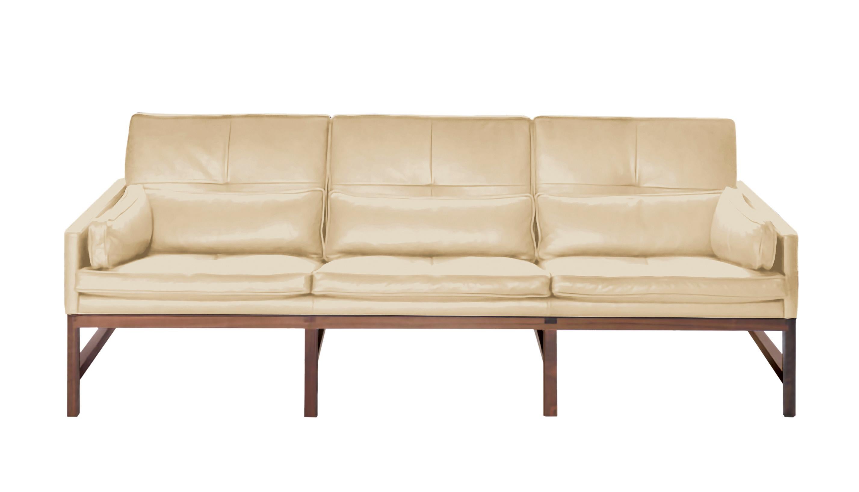 Im Angebot: Sofa mit niedriger Rückenlehne und Holzrahmen aus Nussbaum und Leder, entworfen von Craig Bassam, Beige (Comfort 02067 Beige)