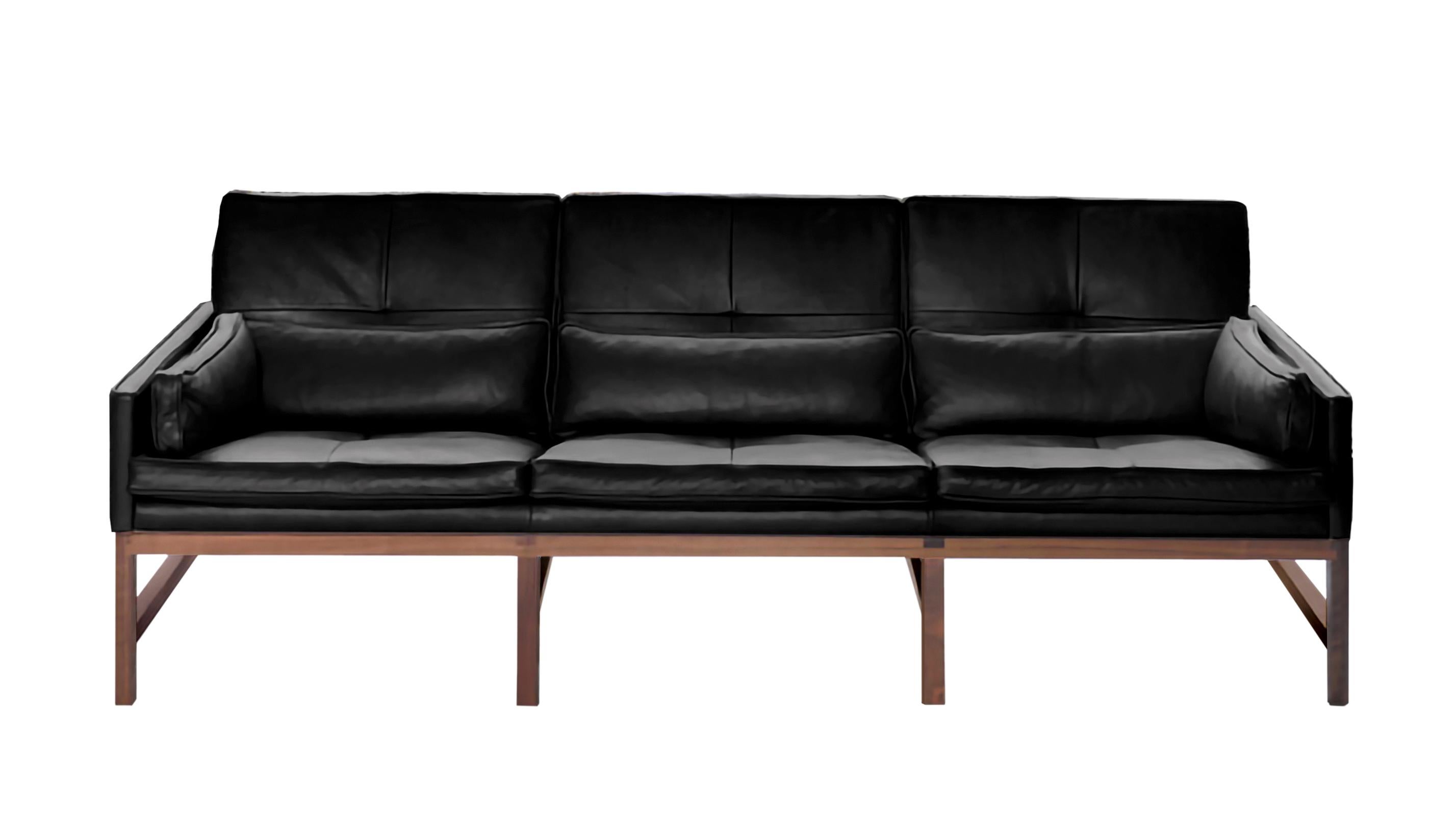 Im Angebot: Sofa mit niedriger Rückenlehne und Holzrahmen aus Nussbaum und Leder, entworfen von Craig Bassam, Black (Comfort 99991 Black)