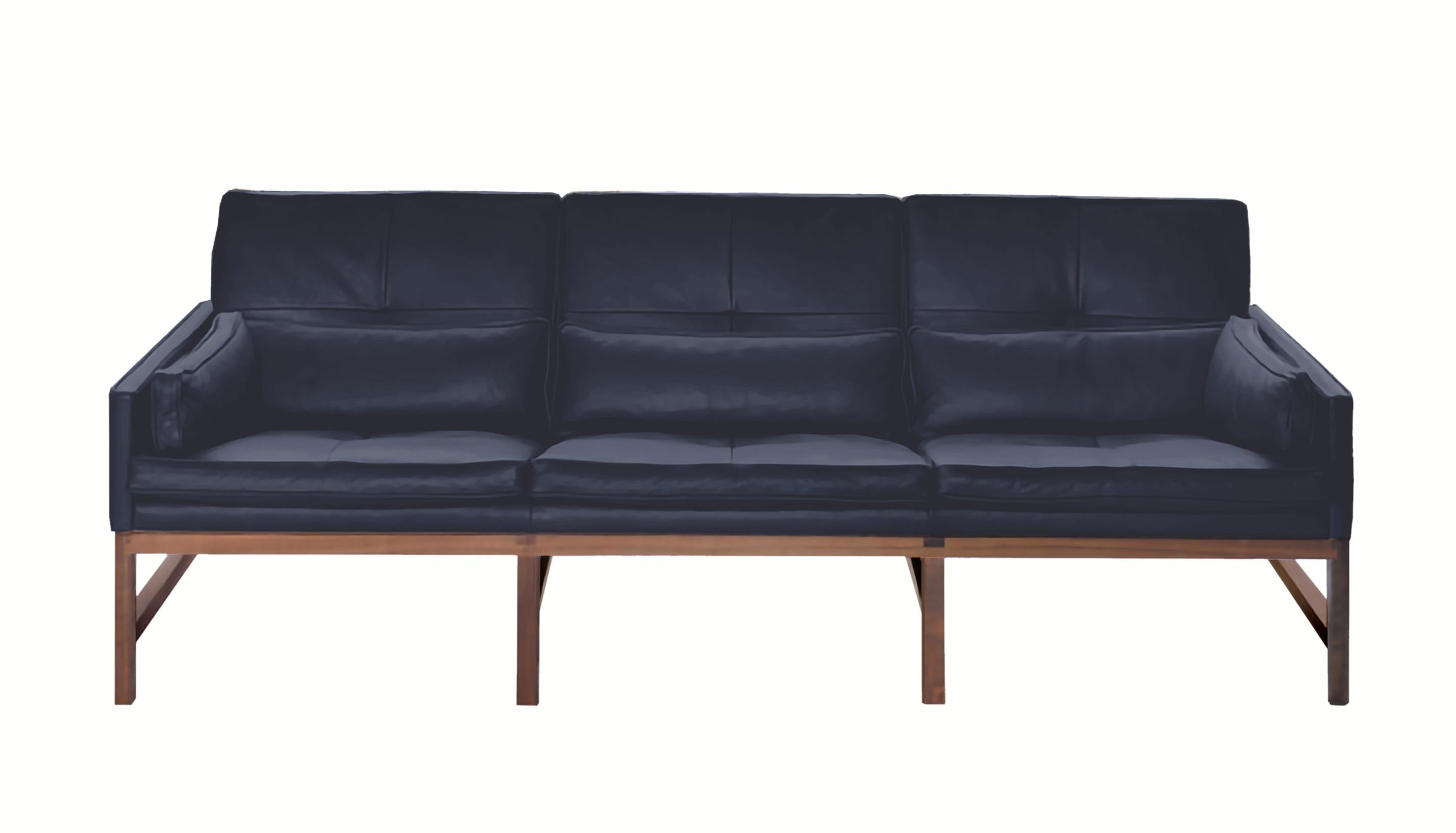 Im Angebot: Sofa mit niedriger Rückenlehne und Holzrahmen aus Nussbaum und Leder, entworfen von Craig Bassam, Blue (Comfort 97054 Navy)