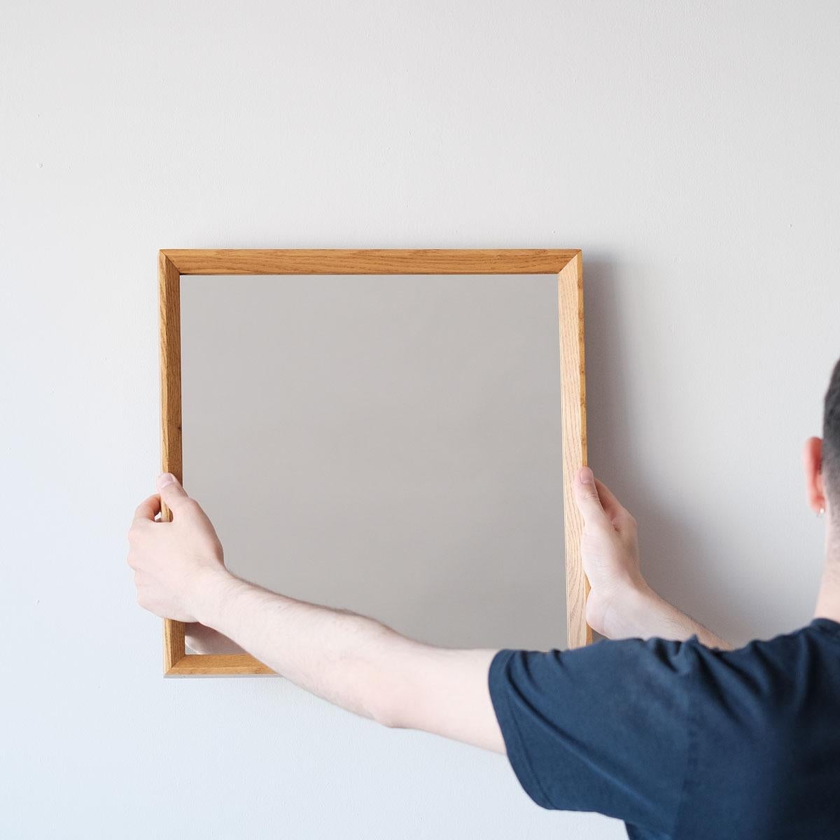 Lo specchio quadrato con cornice in Oak della serie REGULAR è un riflesso senza tempo dell'eleganza naturale e della qualità artigianale. Realizzato interamente in legno massiccio di quercia, ogni specchio è realizzato a mano e mostra le venature
