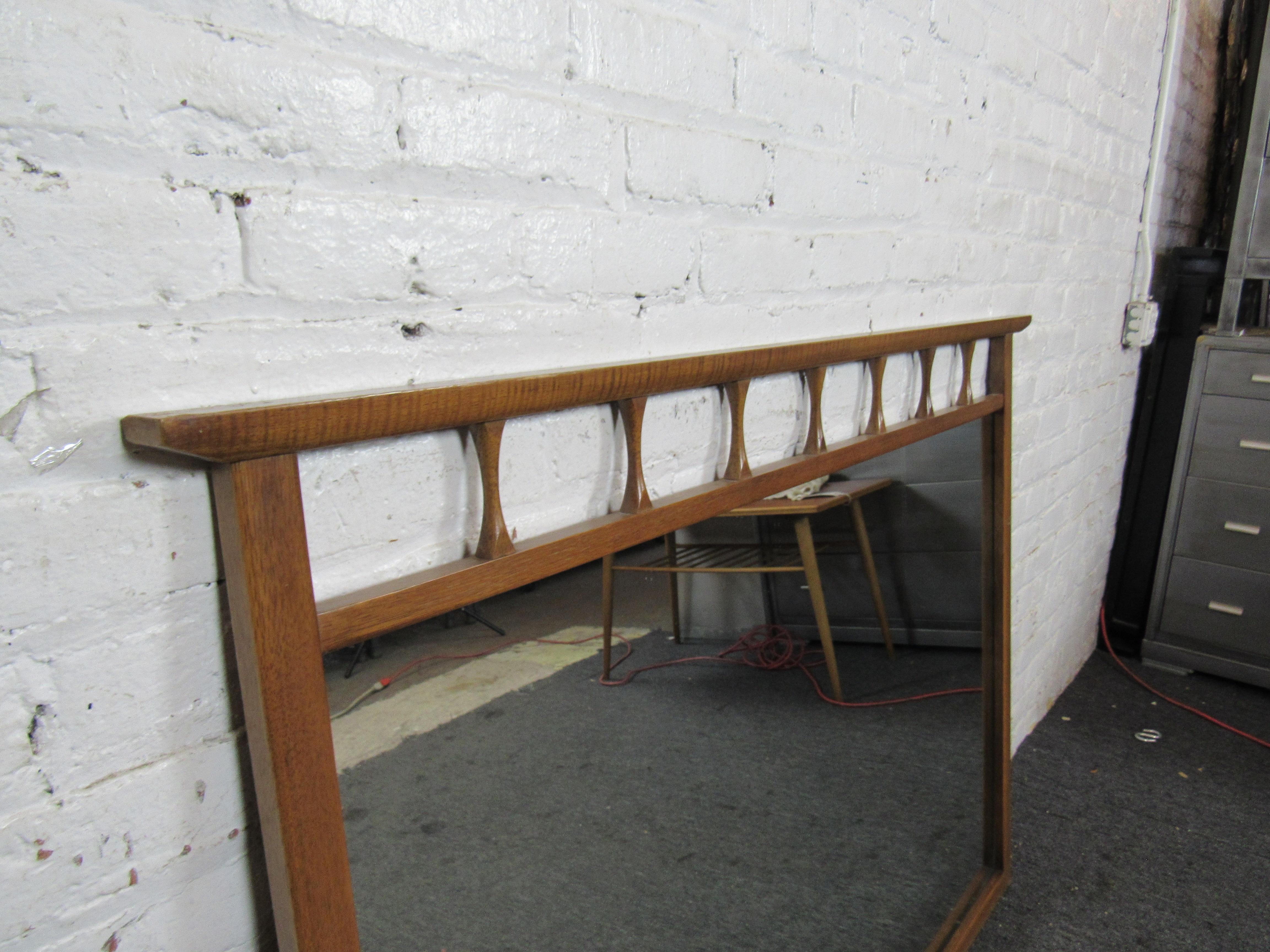 Miroir mural vintage encadré de bois Bon état - En vente à Brooklyn, NY