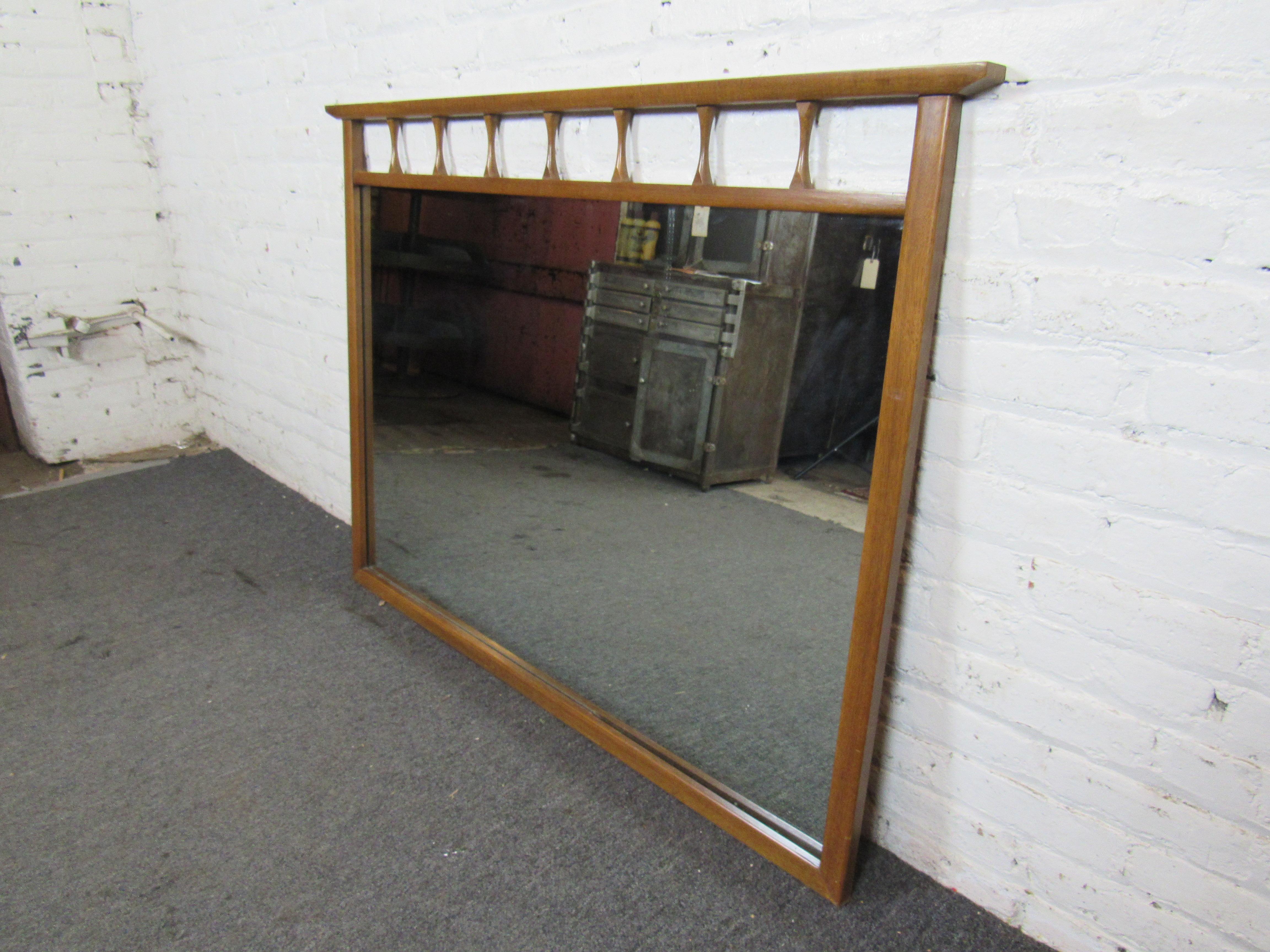 Miroir mural vintage encadré de bois en vente 2