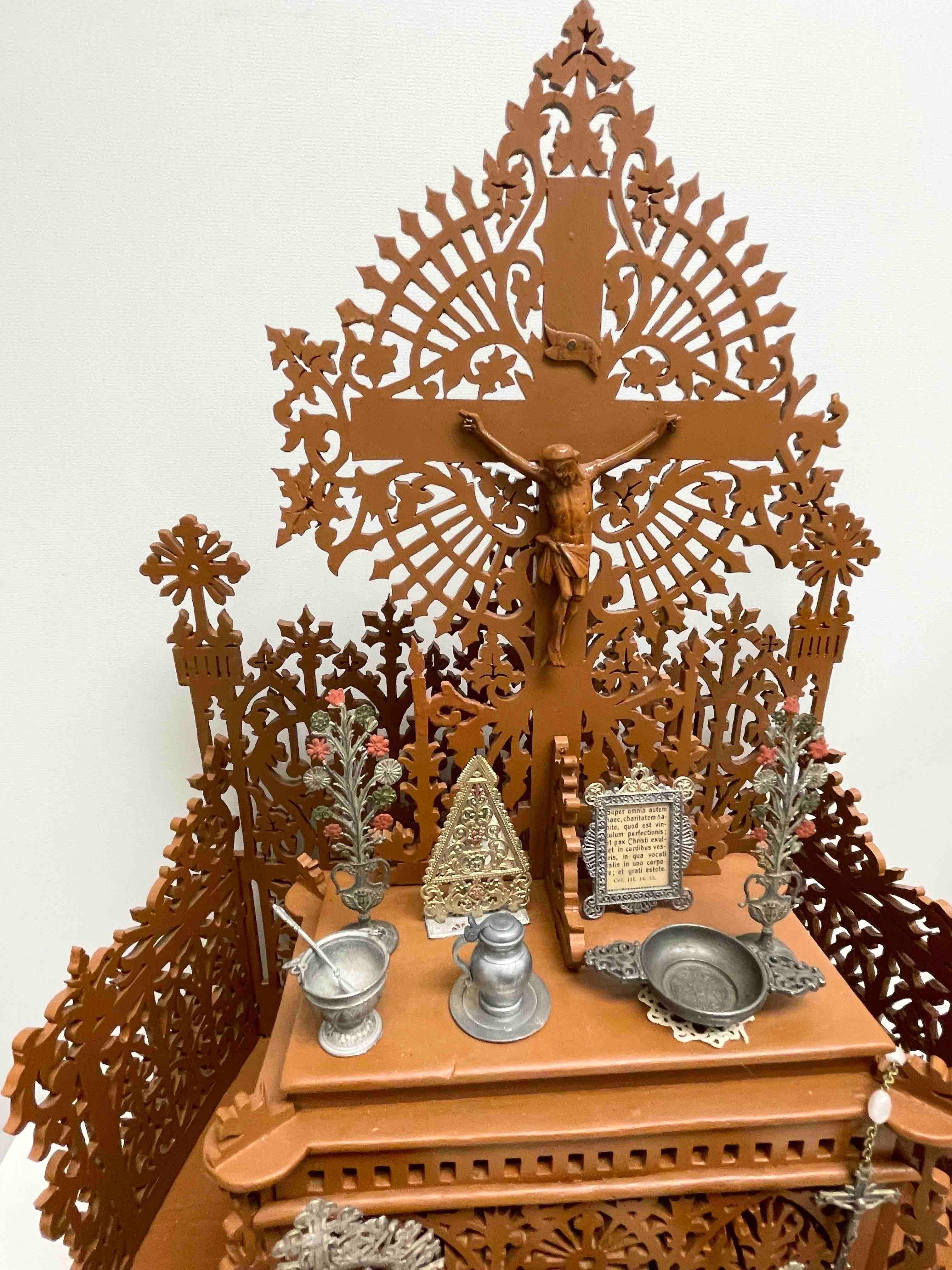 Wood Fretwork House Altar with Accessories Black Forest Folk Art 1900s In Good Condition For Sale In Nuernberg, DE