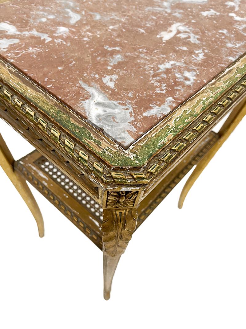 Français Table d'appoint rectangulaire dorée avec plateau en marbre en vente