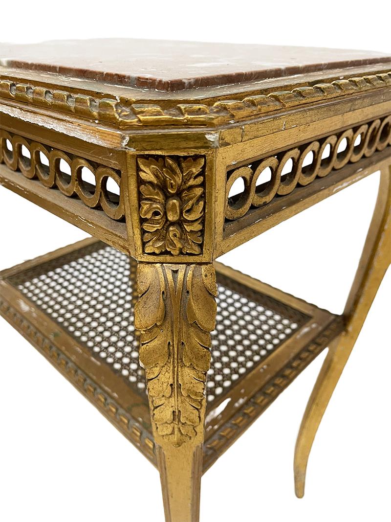 Doré Table d'appoint rectangulaire dorée avec plateau en marbre en vente