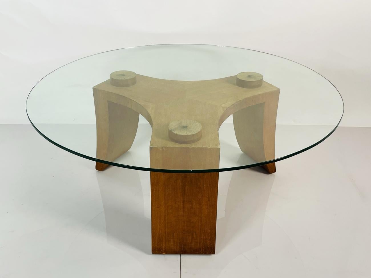 Beautiful coffee table with a sculpted wooden base and a large round glass top.

The table is very reminiscent of designs by Vladimir Kagan.The table is well daseigned and beautifully executed.

Measurements:
52 inches in diameter x 21 inches high.