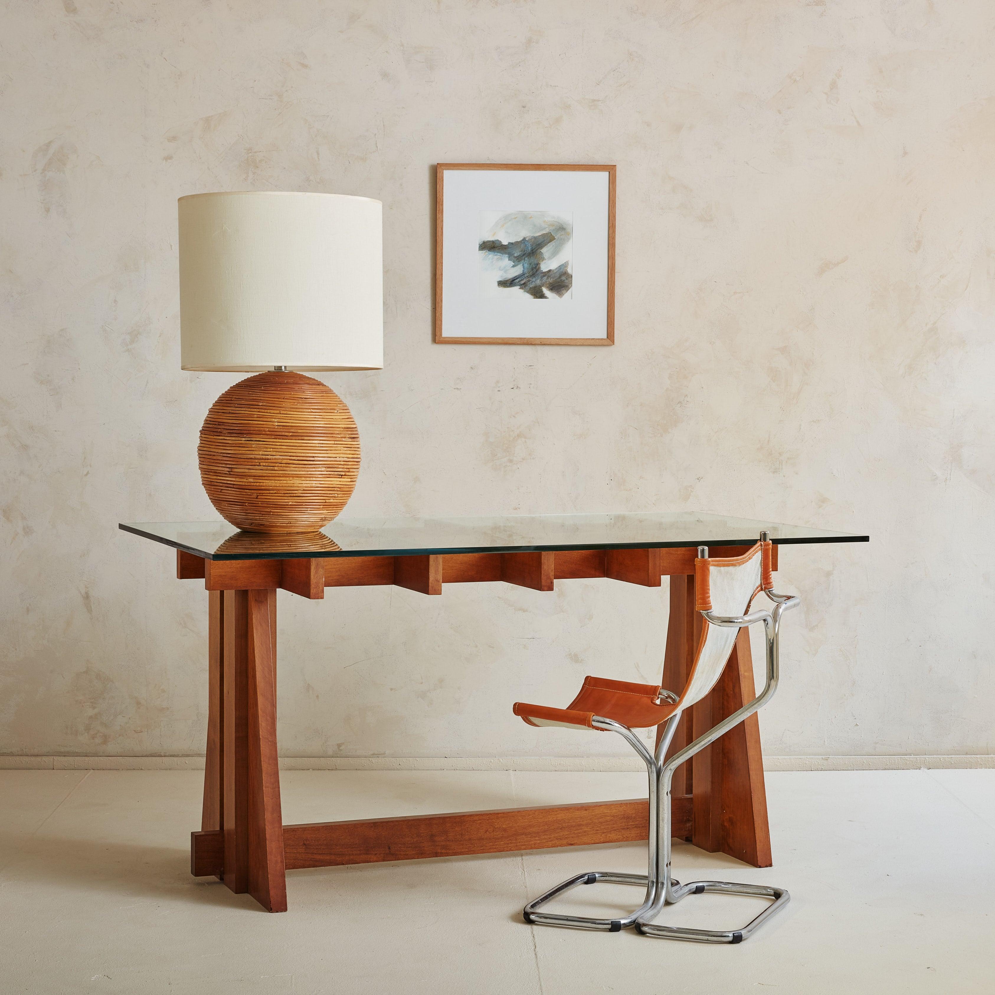 Table de salle à manger italienne des années 1960 rappelant les designs de Marco Zanuso pour Poggi. Le cadre en bois présente un magnifique motif de grille et deux pieds triangulaires reliés par un châssis central. Un épais plateau de table en verre