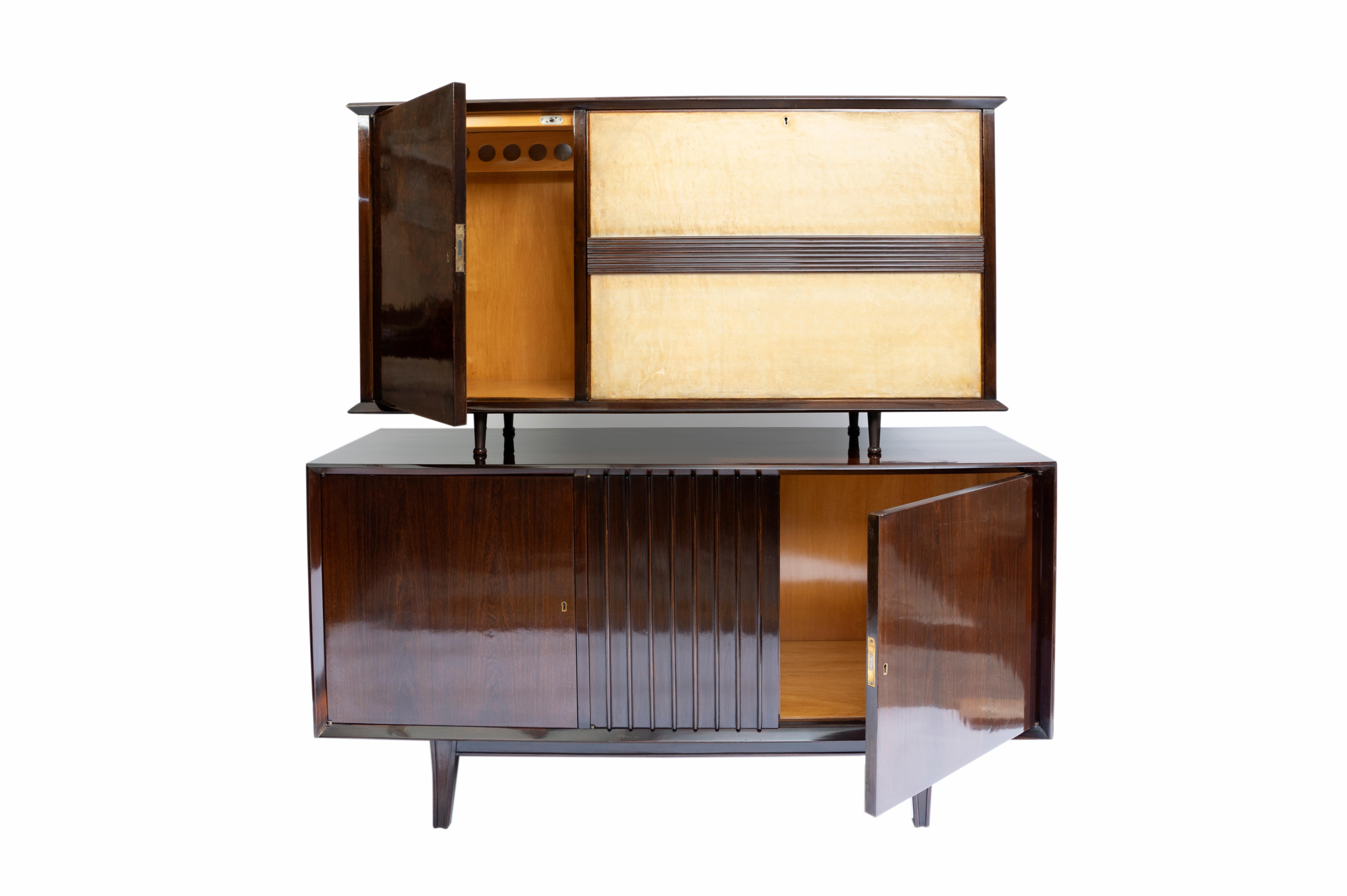 Wood, glass, parchment and mirror bar and cabinet set by Englander & Bonta. Argentina, circa 1950.
It comes with glass shelves.