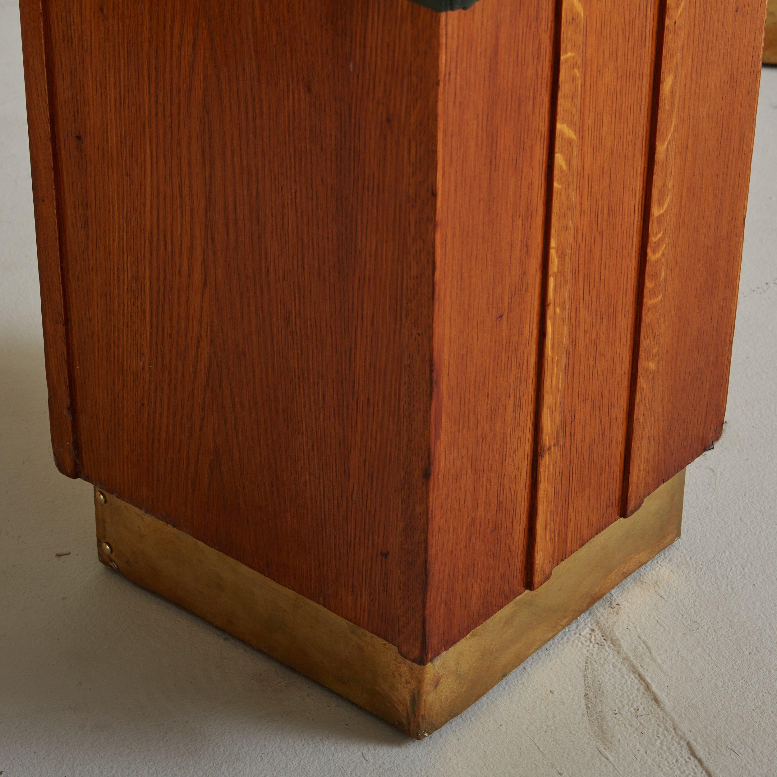 Hocker aus Holz + grünem Leder mit Messingfuß, Italien 1950er Jahre – 1 Stück verfügbar im Angebot 2