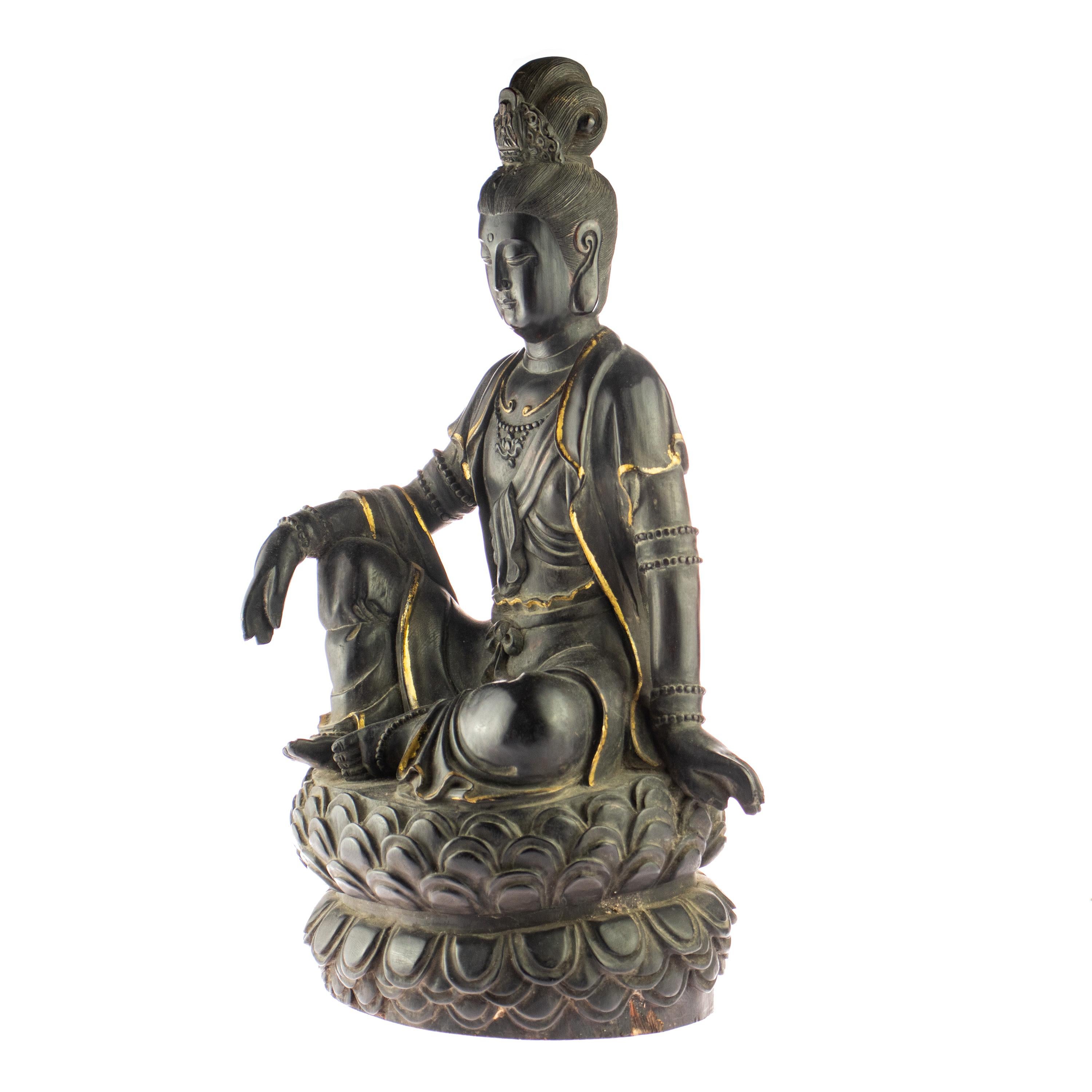 Wood Guanyin Bodhisattva Female Buddha Asian Handmade Carved Statue Sculpture In Excellent Condition In Milano, IT