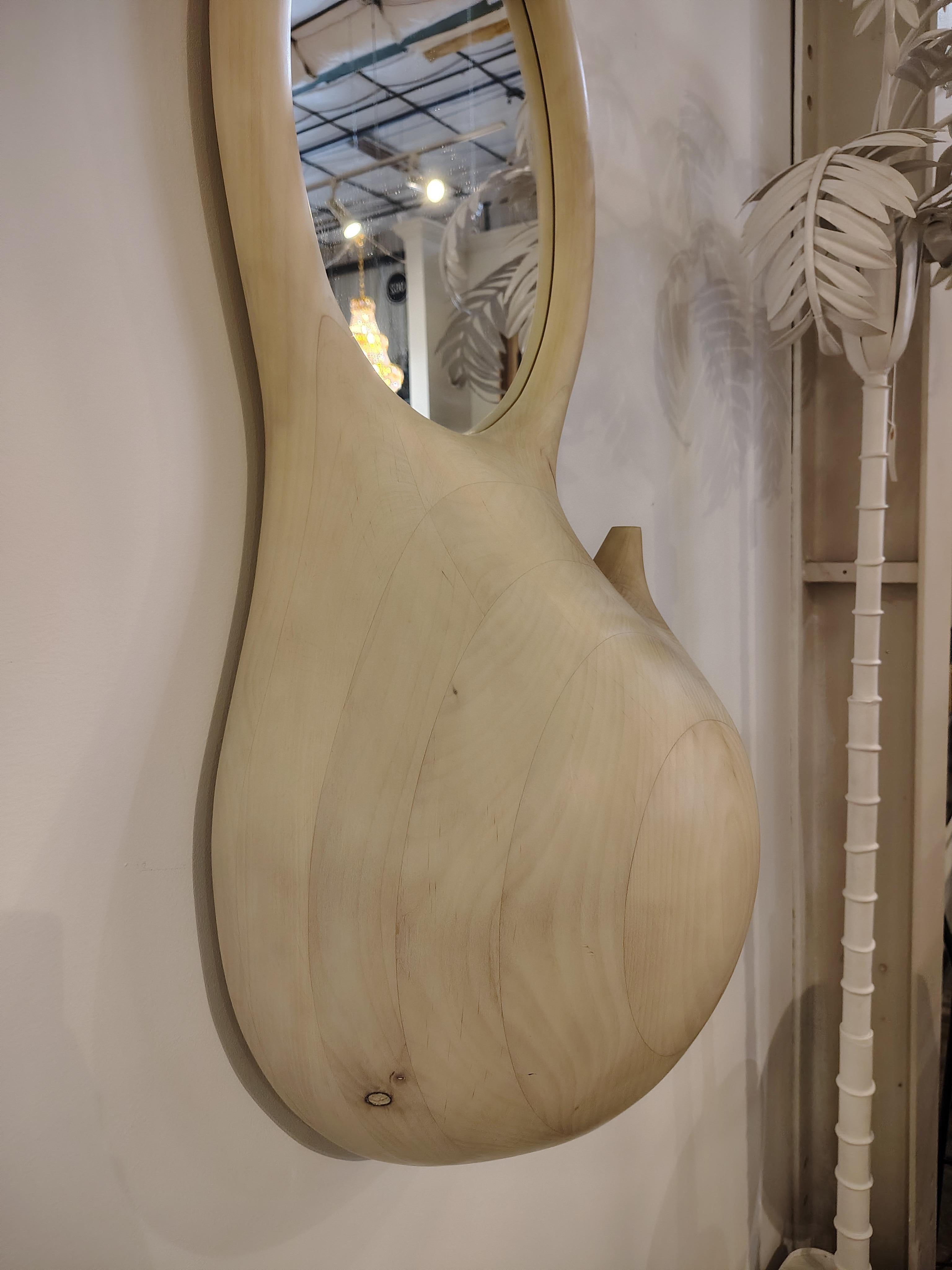 En el corazón del Studio se encuentra el visionario artista y fundador, Casey Johnson. Con una pasión inquebrantable por combinar la artesanía tradicional con la estética contemporánea, Casey crea obras que son expresiones de visión artística,