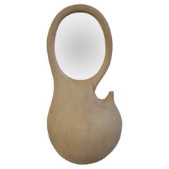 Espejo de pared de madera tallado a mano por Casey Johnson Studio *Único*.