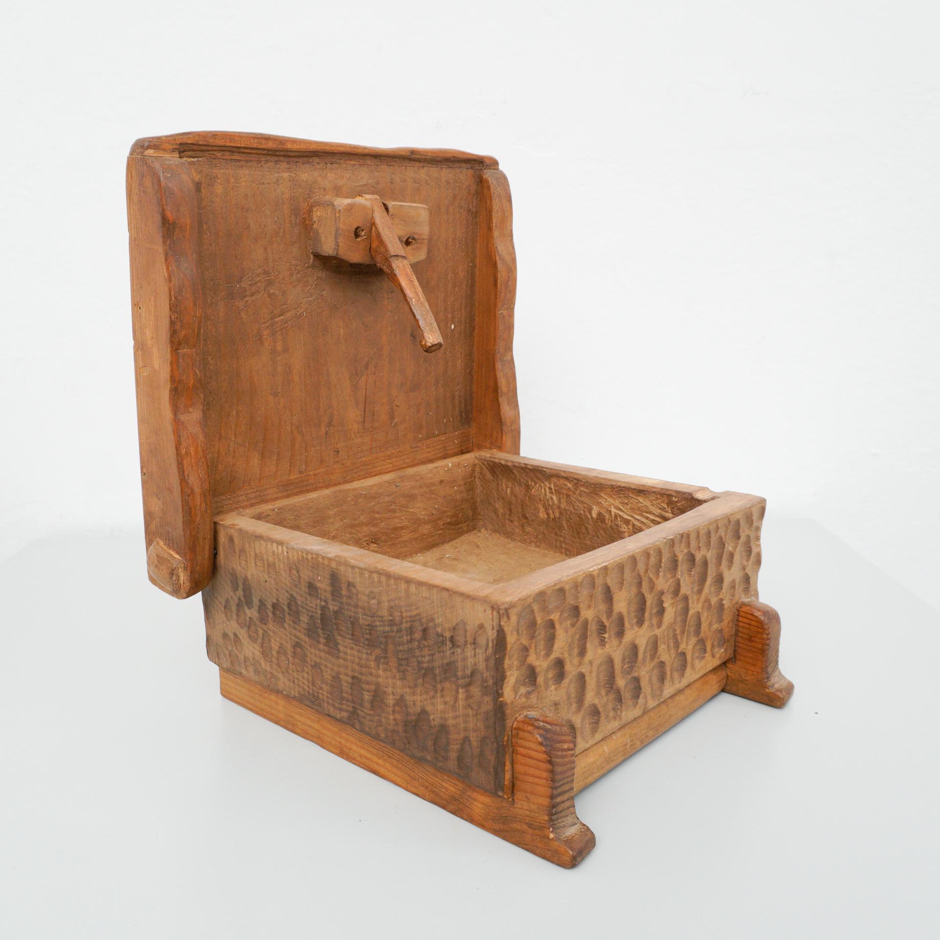 Wood Handcarved Box After Alexandre Noll In Good Condition For Sale In Barcelona, Barcelona