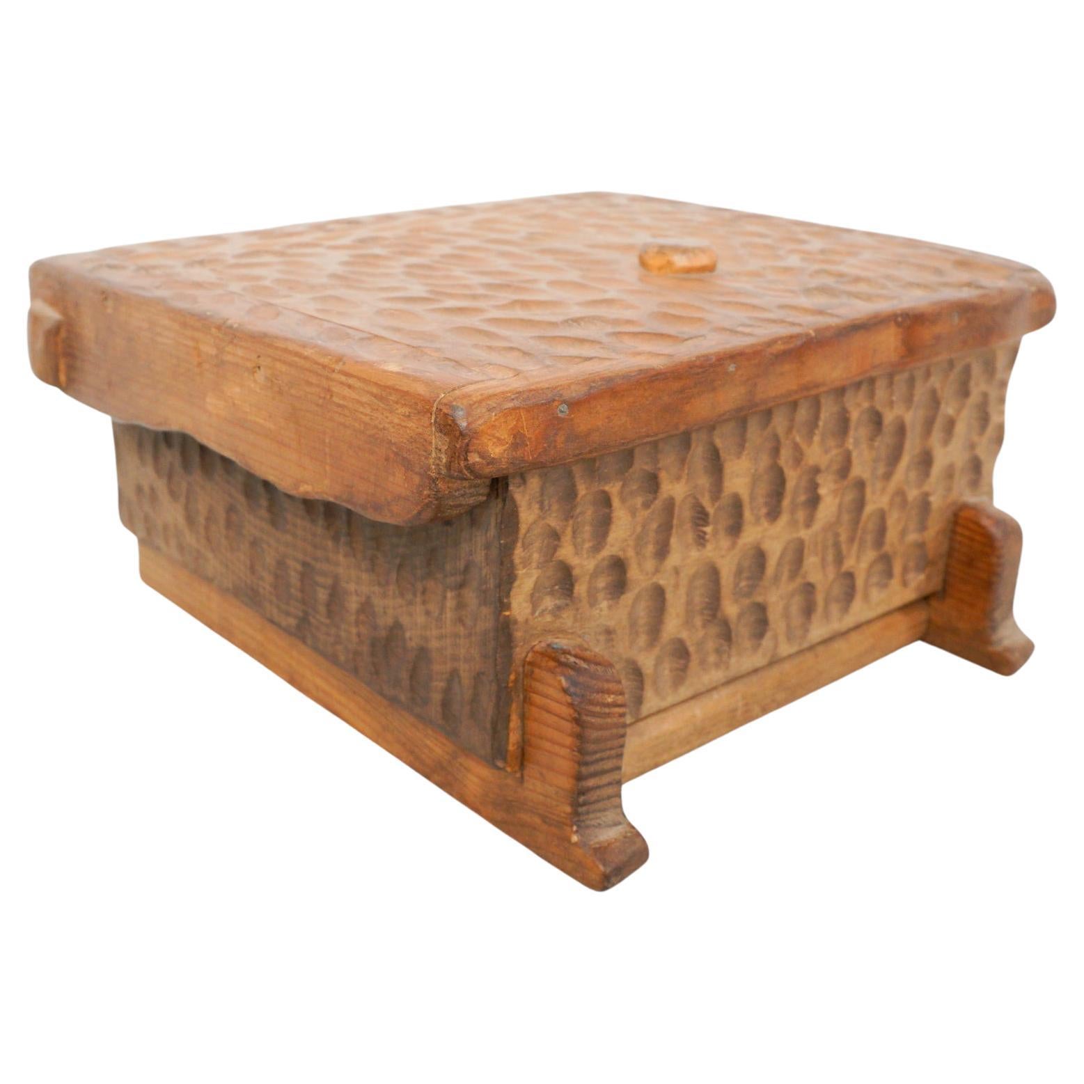 Caja de madera tallada a mano según Alexandre Noll