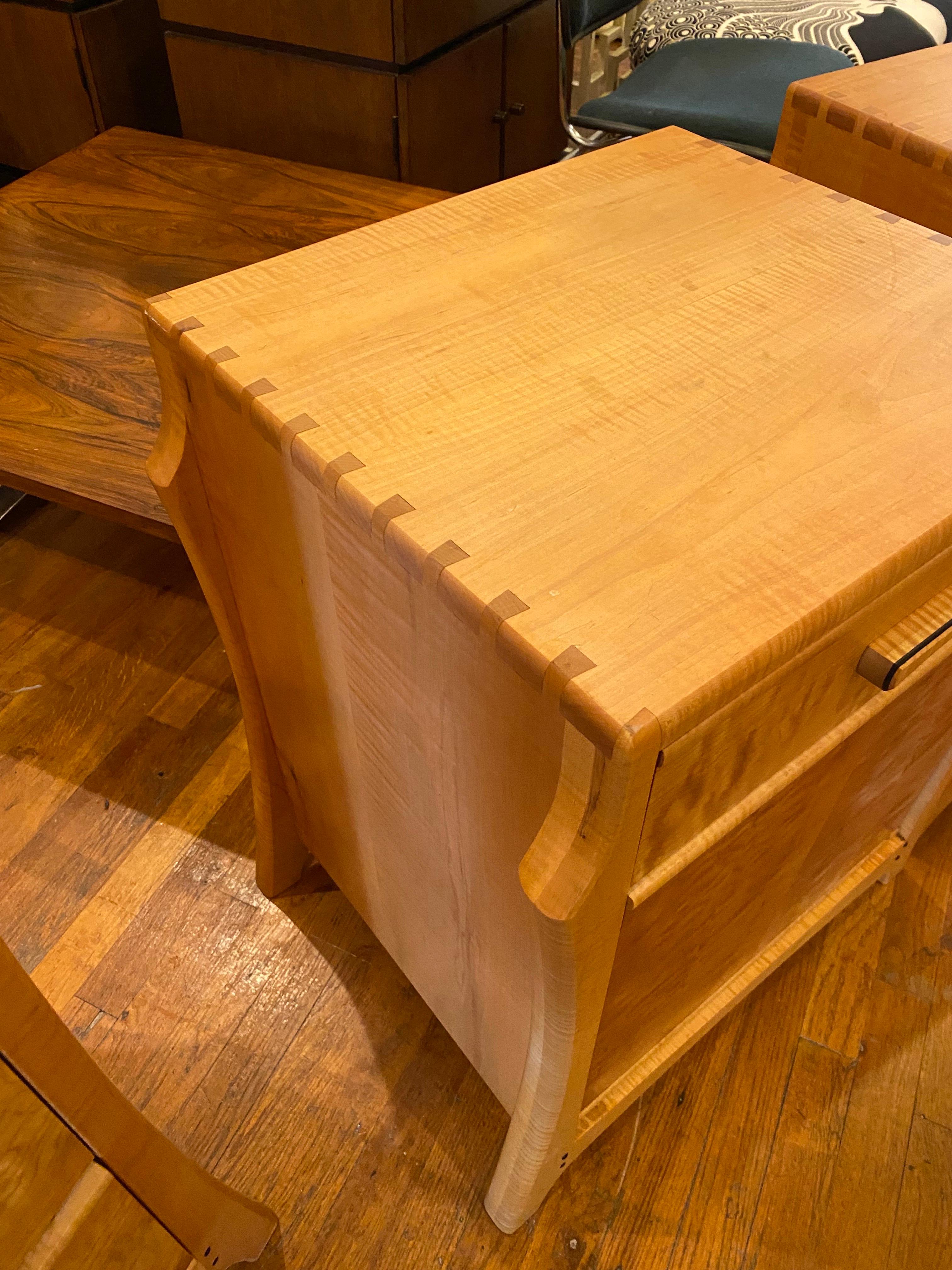 Pareja de mesillas de noche artesanales de madera de Anthony Kahn en venta 2