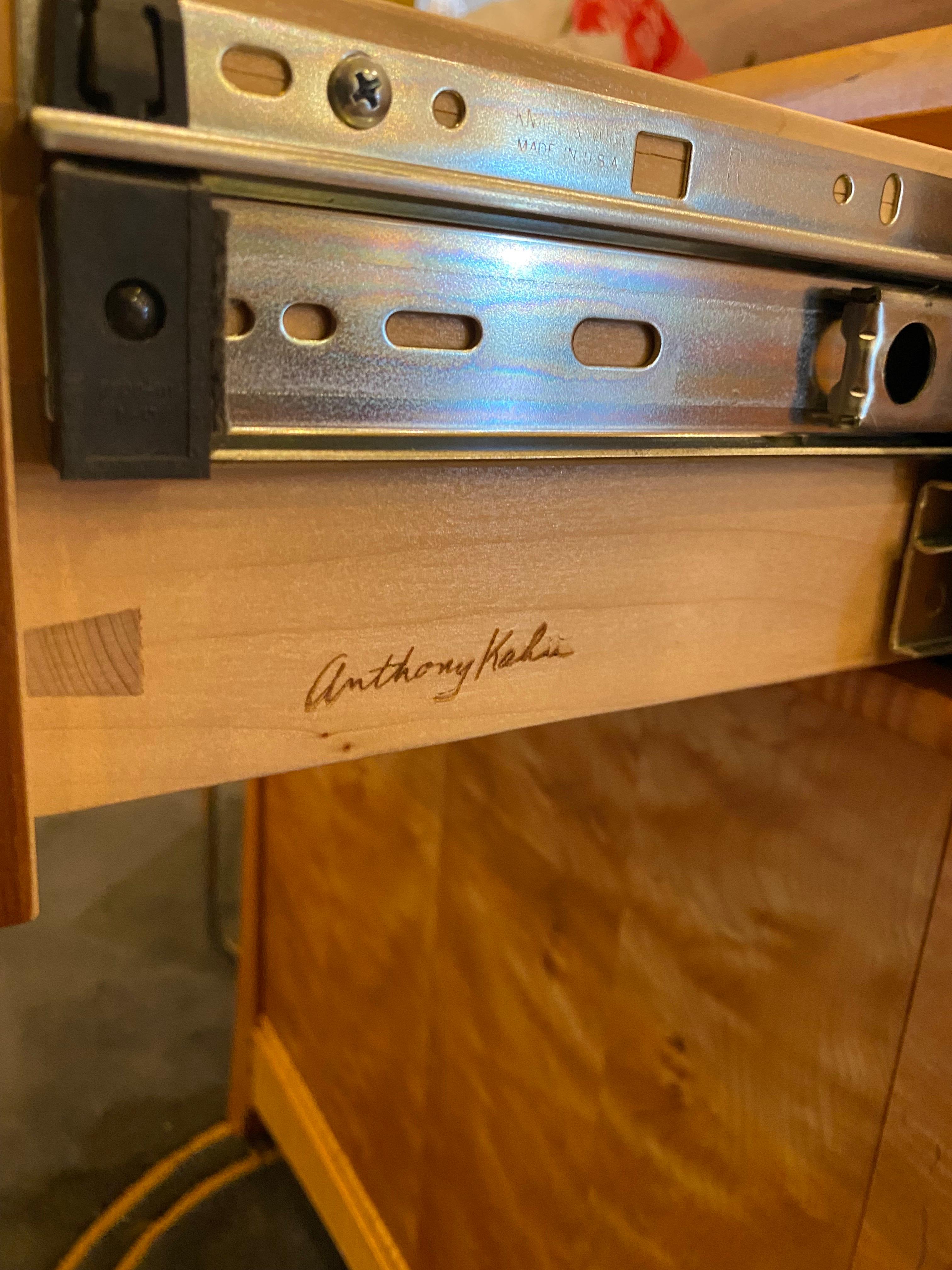 Pareja de mesillas de noche artesanales de madera de Anthony Kahn en venta 3