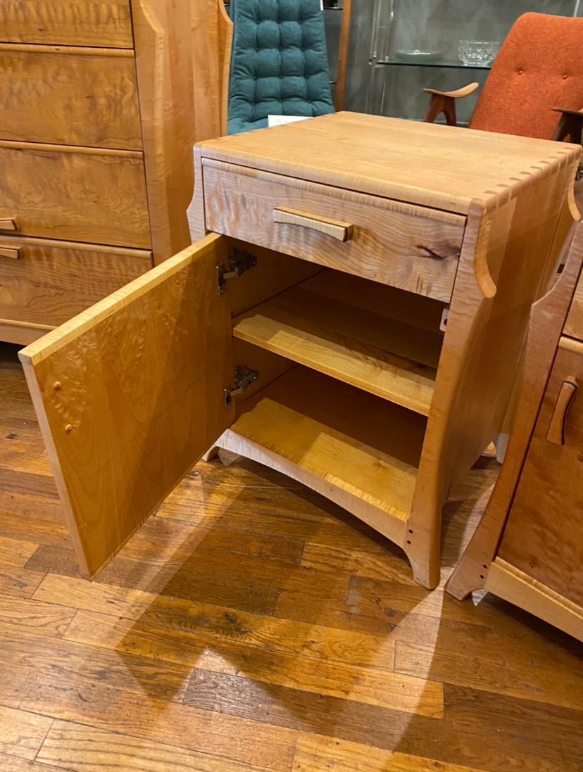 Pareja de mesillas de noche artesanales de madera de Anthony Kahn en venta 4