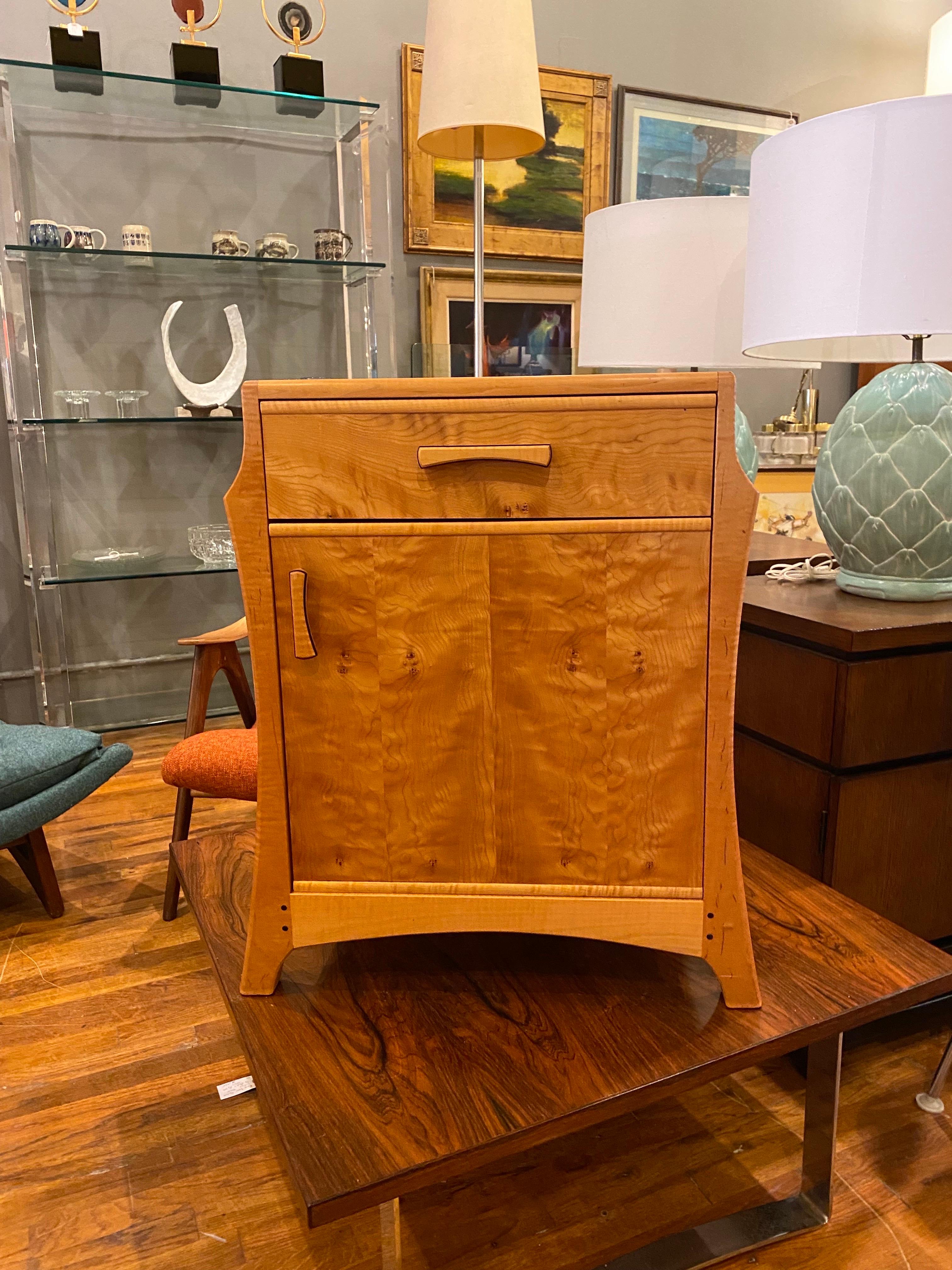 Pareja de mesillas de noche artesanales de madera de Anthony Kahn Posmoderno en venta