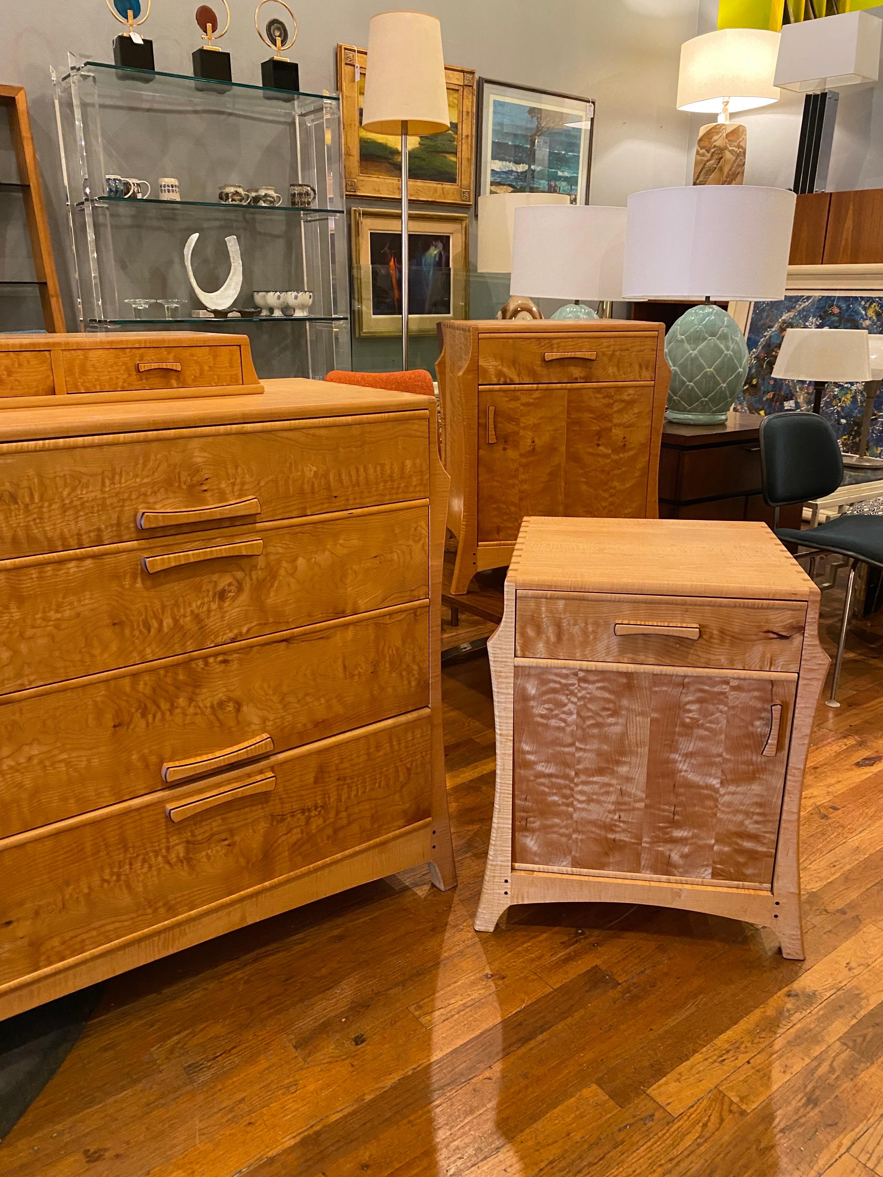 Pareja de mesillas de noche artesanales de madera de Anthony Kahn Estadounidense en venta