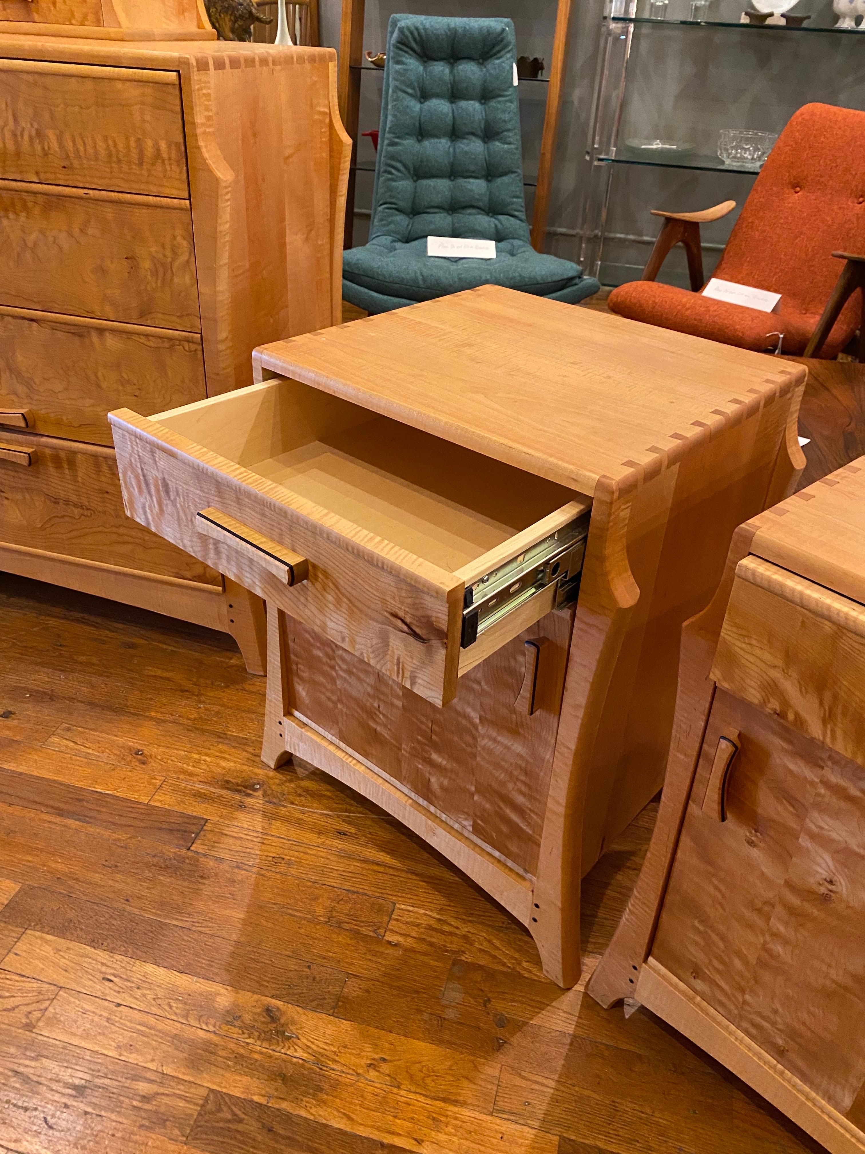 Pareja de mesillas de noche artesanales de madera de Anthony Kahn Hecho a mano en venta