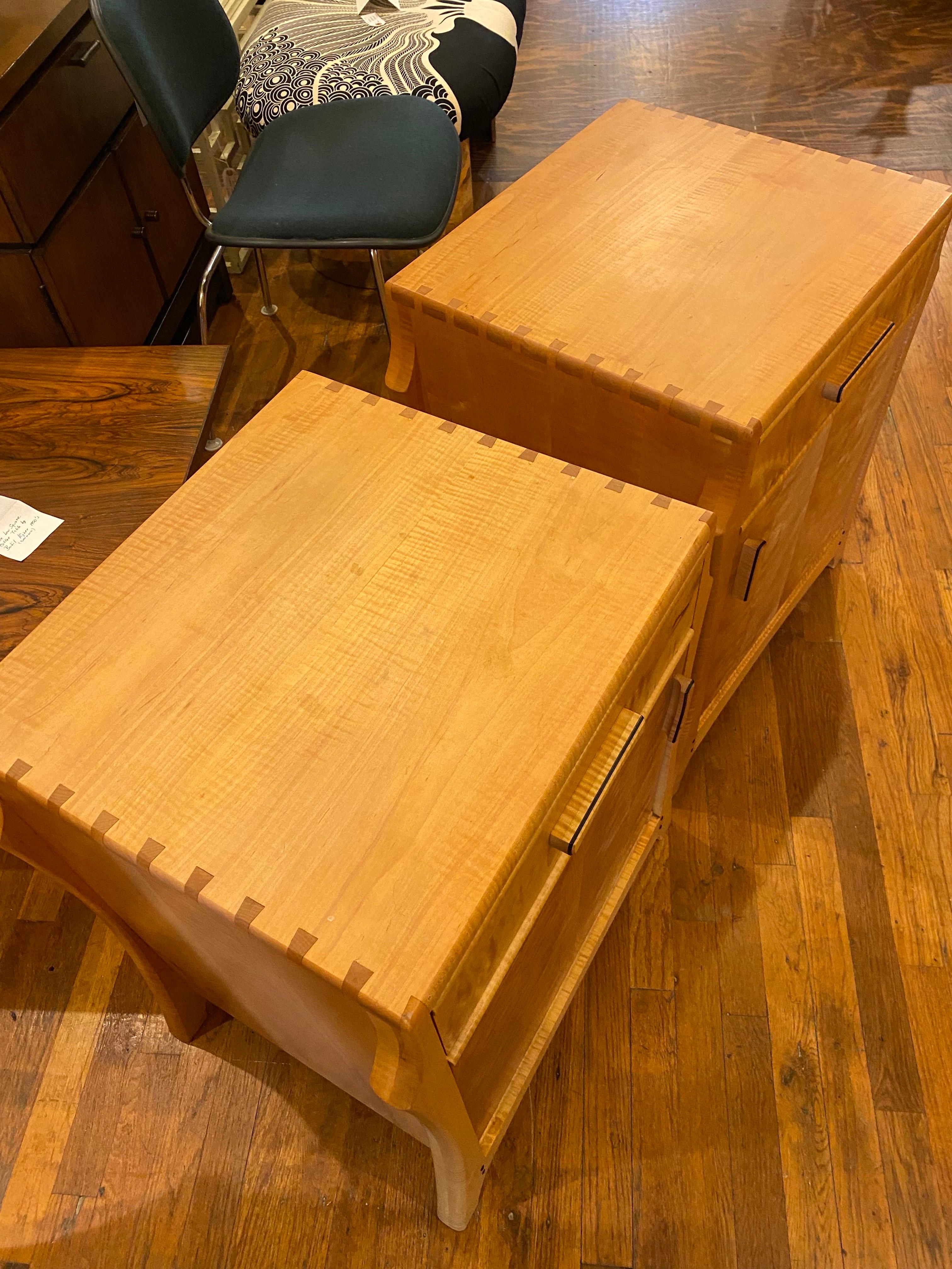 Pareja de mesillas de noche artesanales de madera de Anthony Kahn en Bueno estado para la venta en San Diego, CA