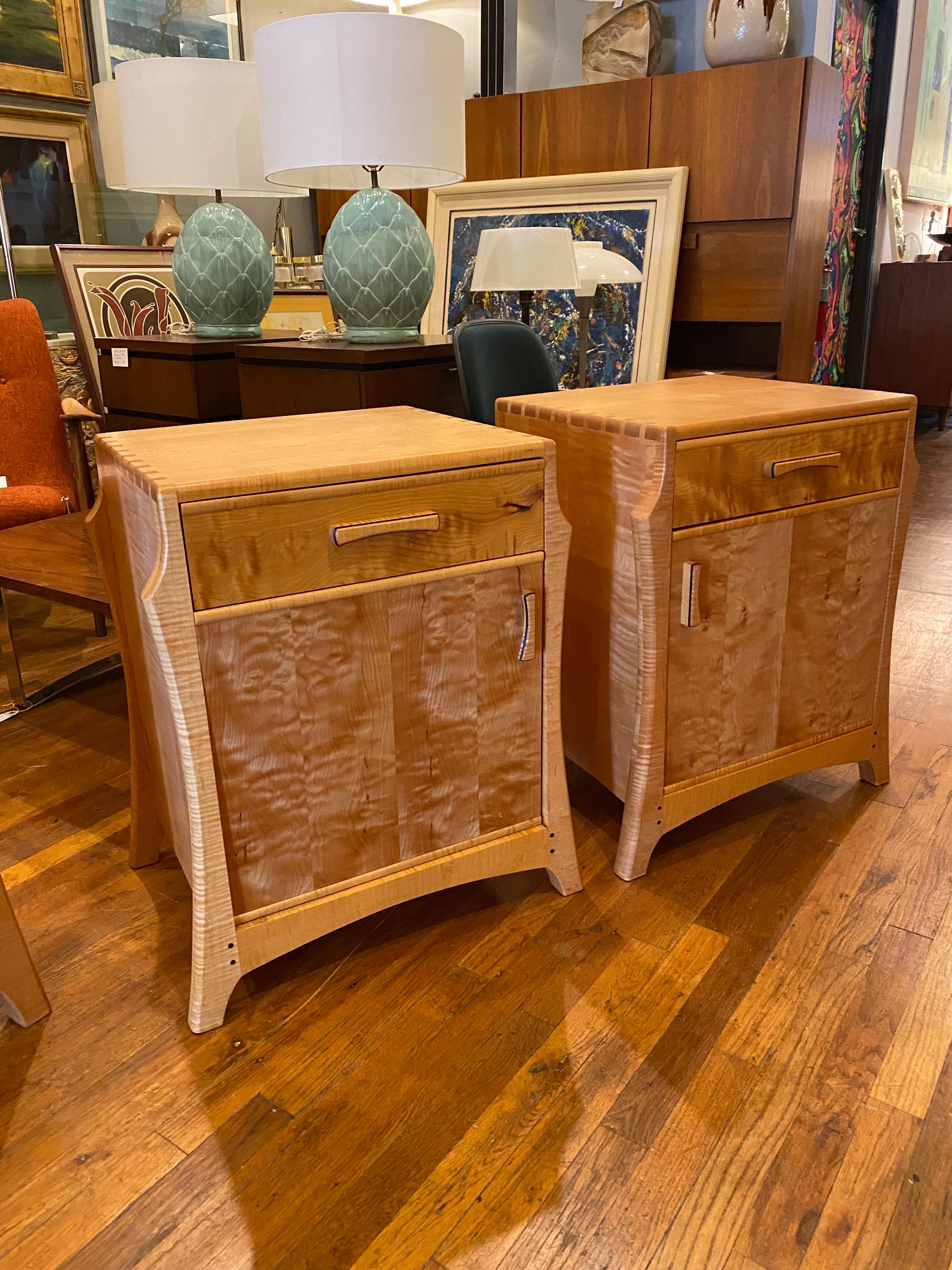 Pareja de mesillas de noche artesanales de madera de Anthony Kahn Siglo XXI y contemporáneo en venta